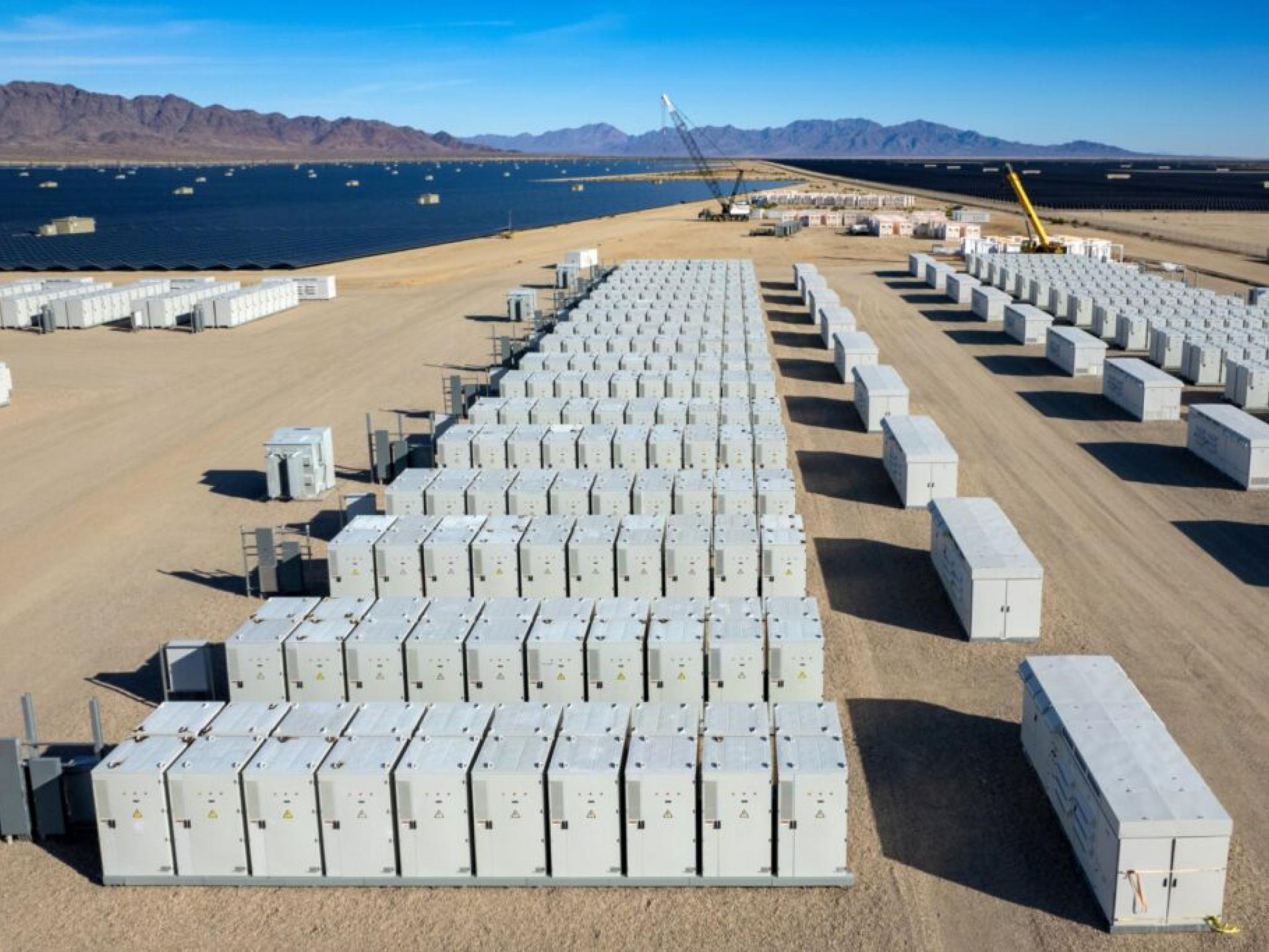  golden-state-goes-green-californias-battery-storage-outshines-gas-renewables-for-first-time-as-tesla-ceo-musk-lauds-major-milestone 