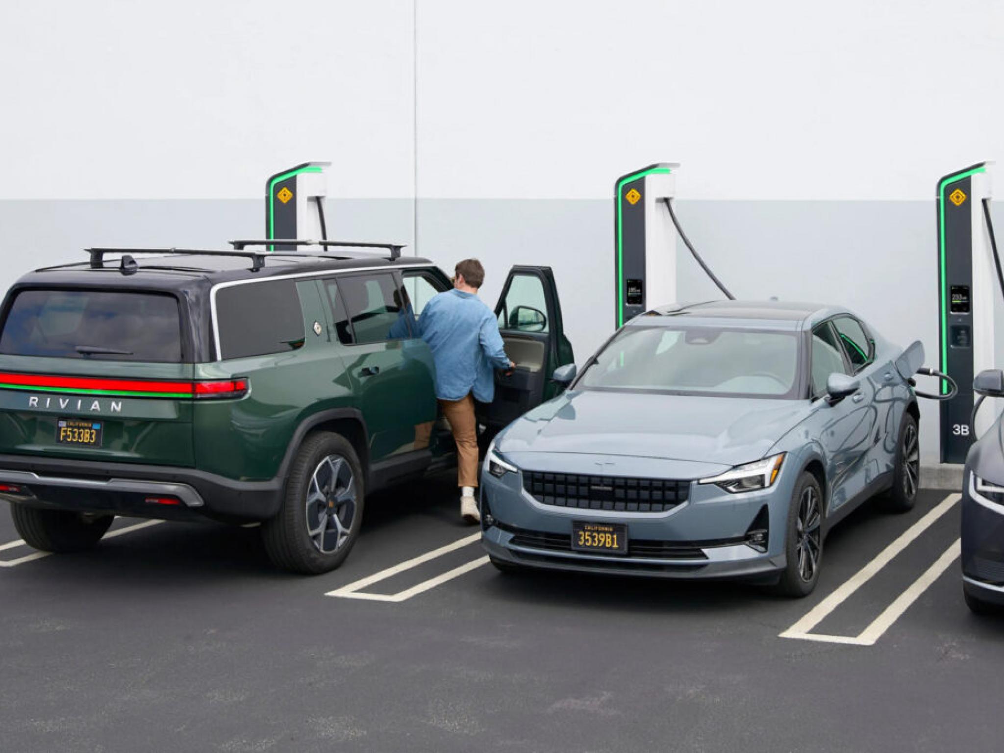  rivian-unveils-new-charger-design-opens-adventure-network-to-other-evs 