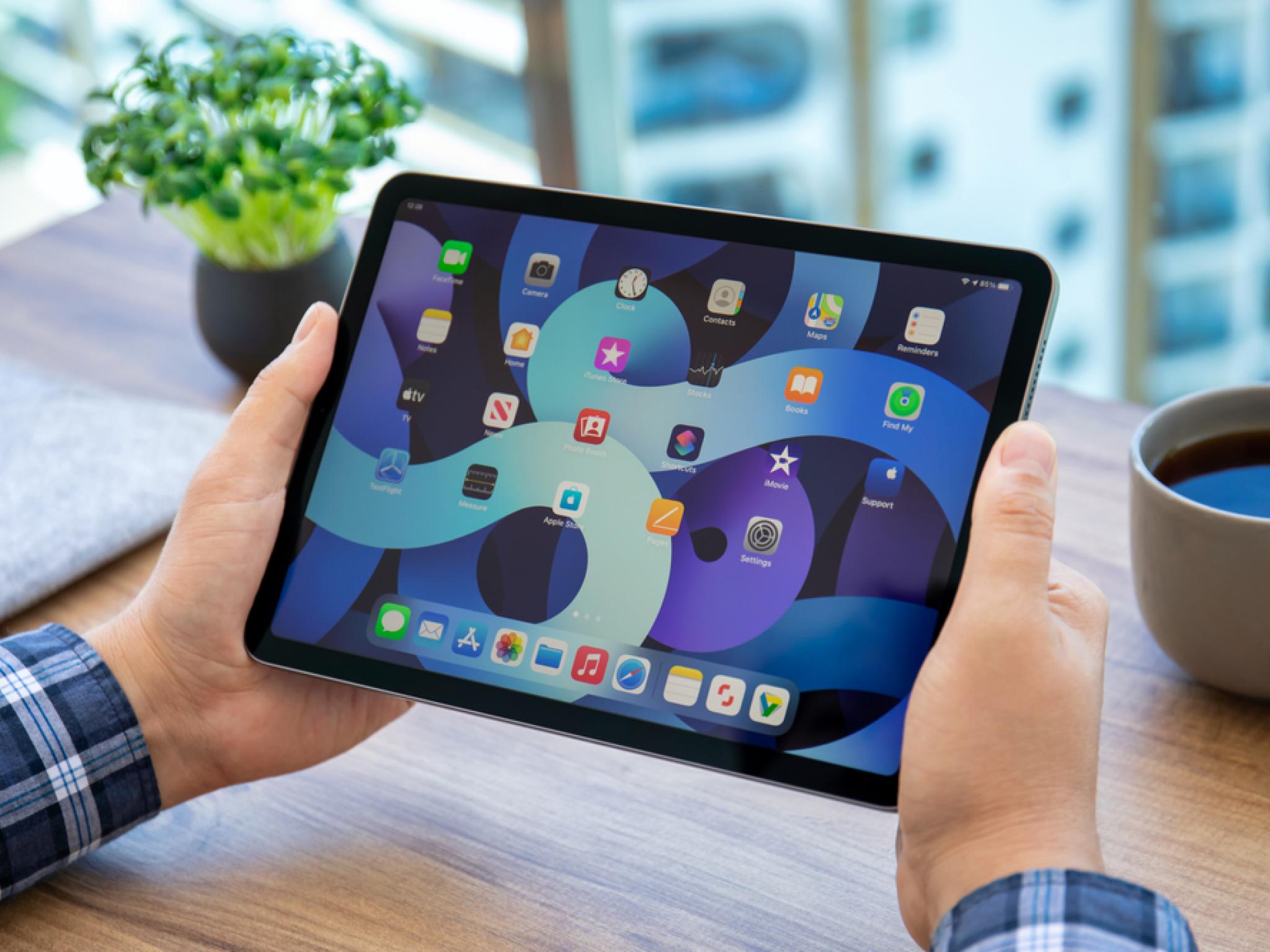  apple-should-turn-this-device-into-laptop-replacement-says-mark-gurman-the-days-of-purposely-holding-back-the-ipad-need-to-end 