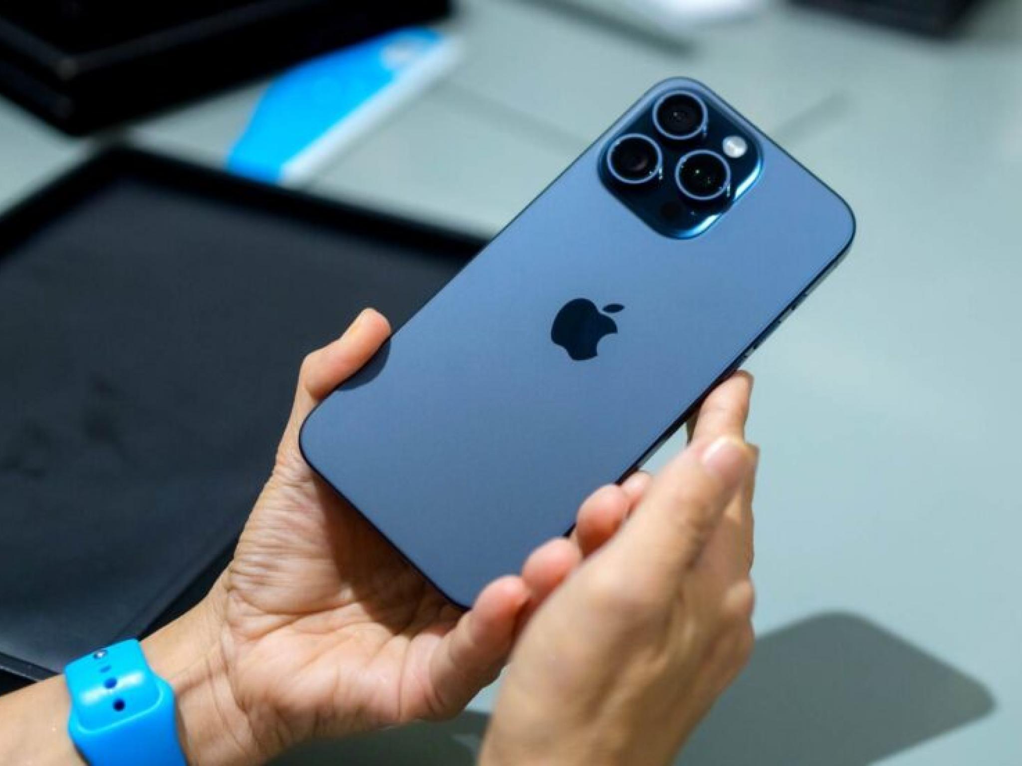  apple-springs-a-surprise-as-its-top-tier-iphone-15-pro-max-bags-best-selling-smartphone-tag-in-q1-2024-despite-global-demand-downturn-report 