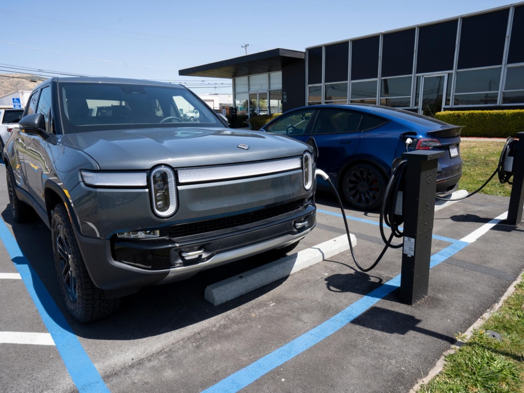  rivian-takes-leaf-from-tesla-playbook-to-open-its-charging-network-to-rival-ev-drivers-this-summer 