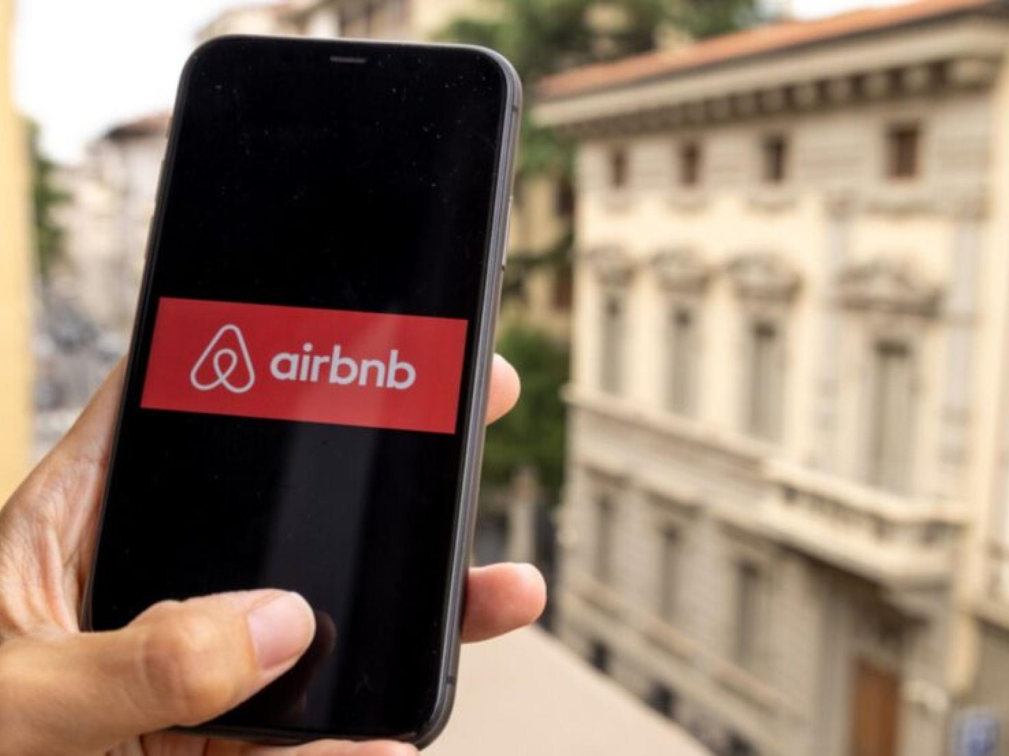  investors-are-selling-airbnb-stock-thursday-whats-going-on 