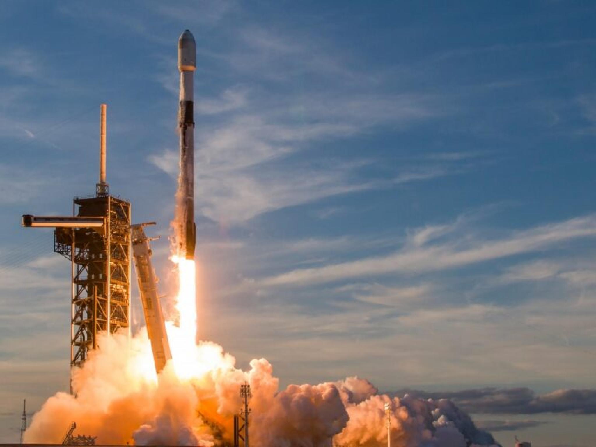  spacex-employs-falcon-heavy-for-first-time-in-2024-to-send-noaas-goes-u-weather-satellite-to-space 
