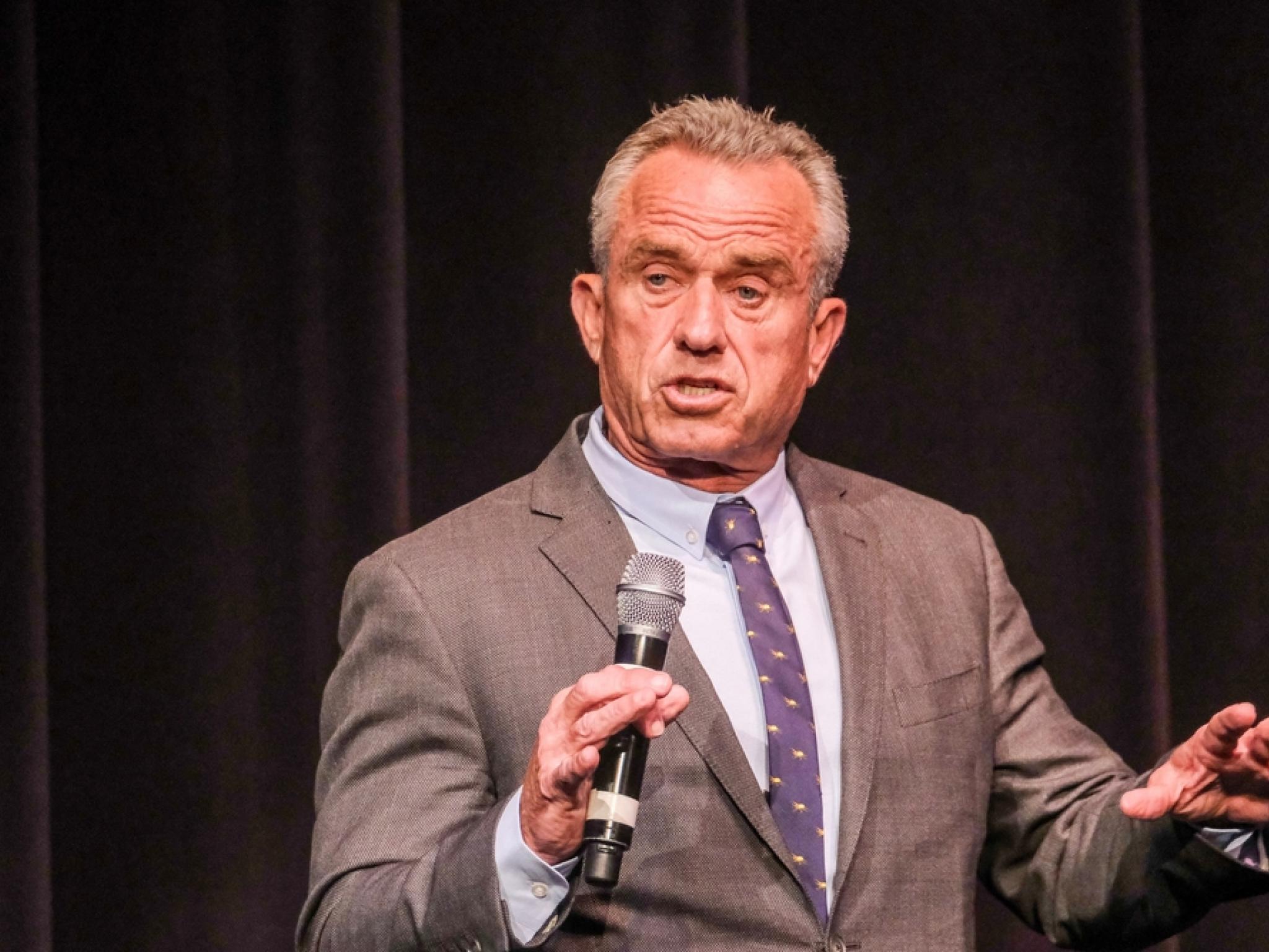 RFK Jr., 성폭행 의혹 제기한 전 가족 베이비시터에 사과... 