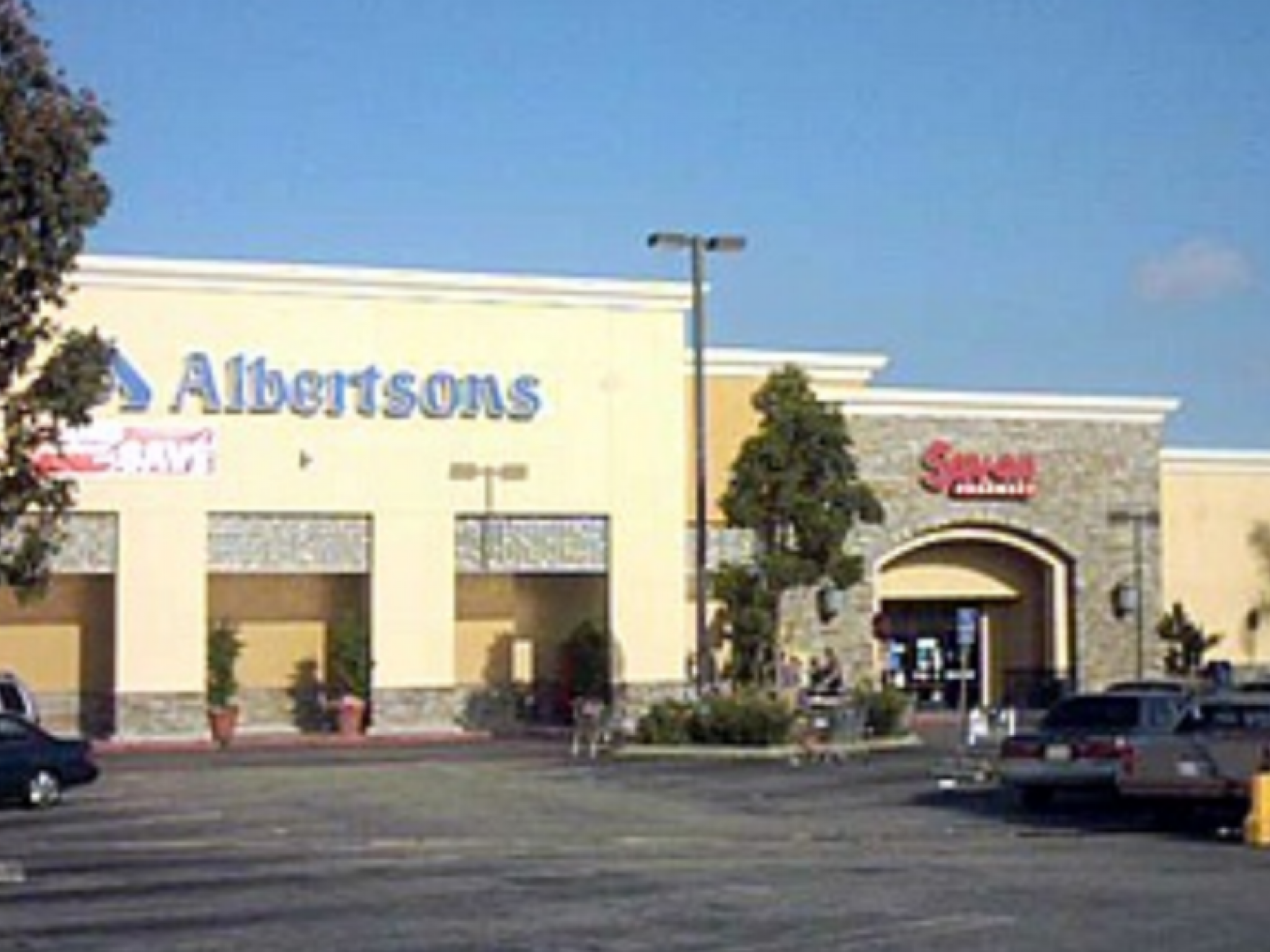  merger-bound-albertsons-companies-q1-sales-beats-estimate-with-pharmacy-and-digital-sales-boost 