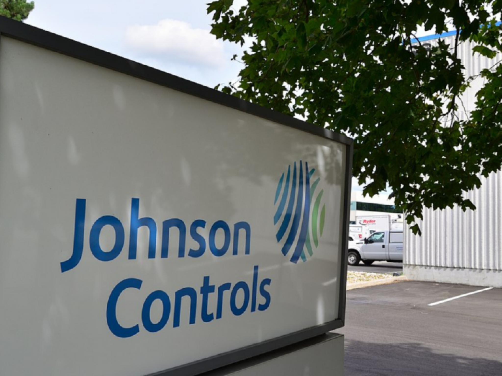  johnson-controls-q3-earnings-eps-beat-ceo-succession-tightens-annual-outlook--more 