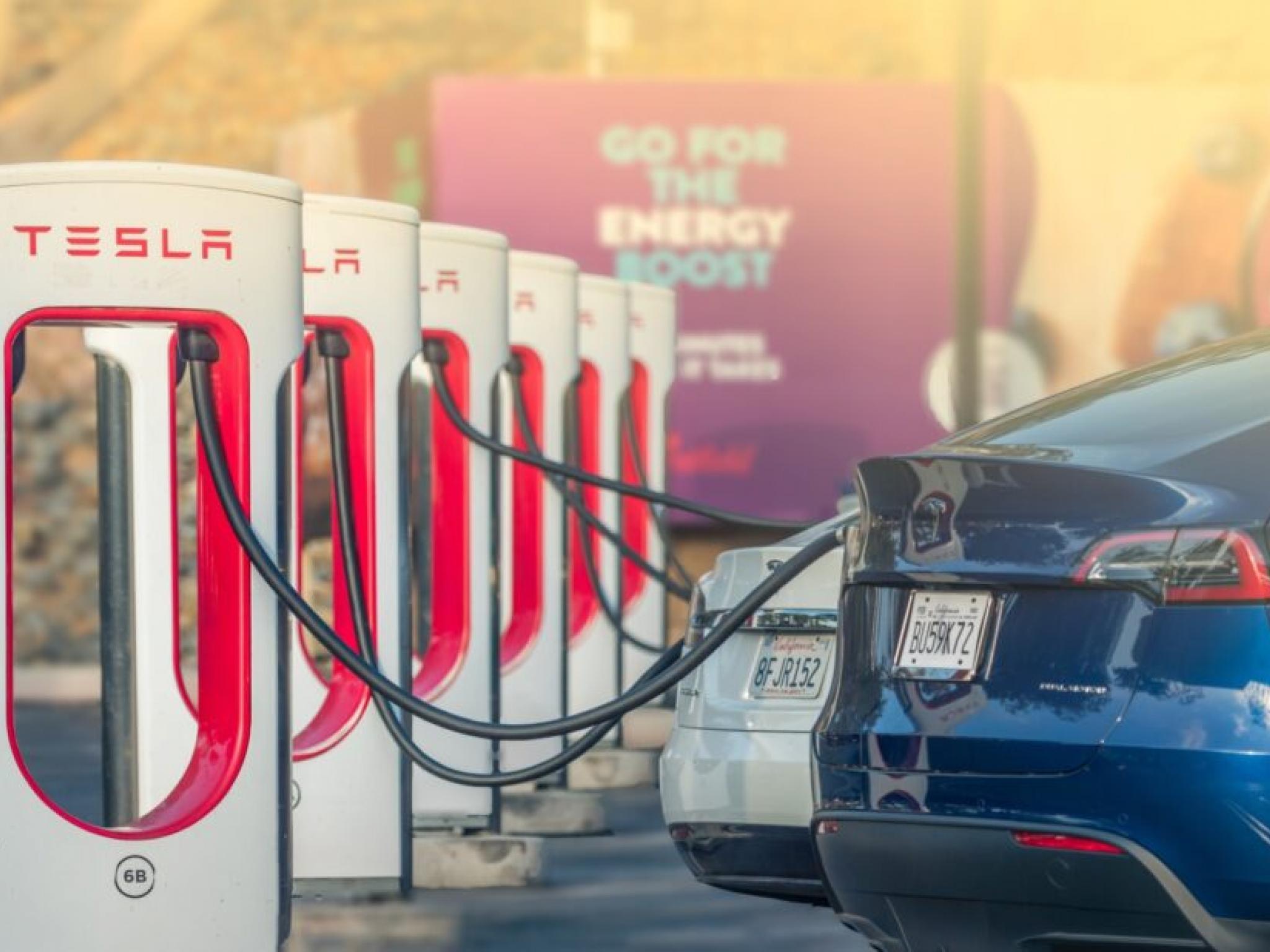  tesla-cybertruck-lead-engineer-warns-against-using-extension-cord-on-superchargers 