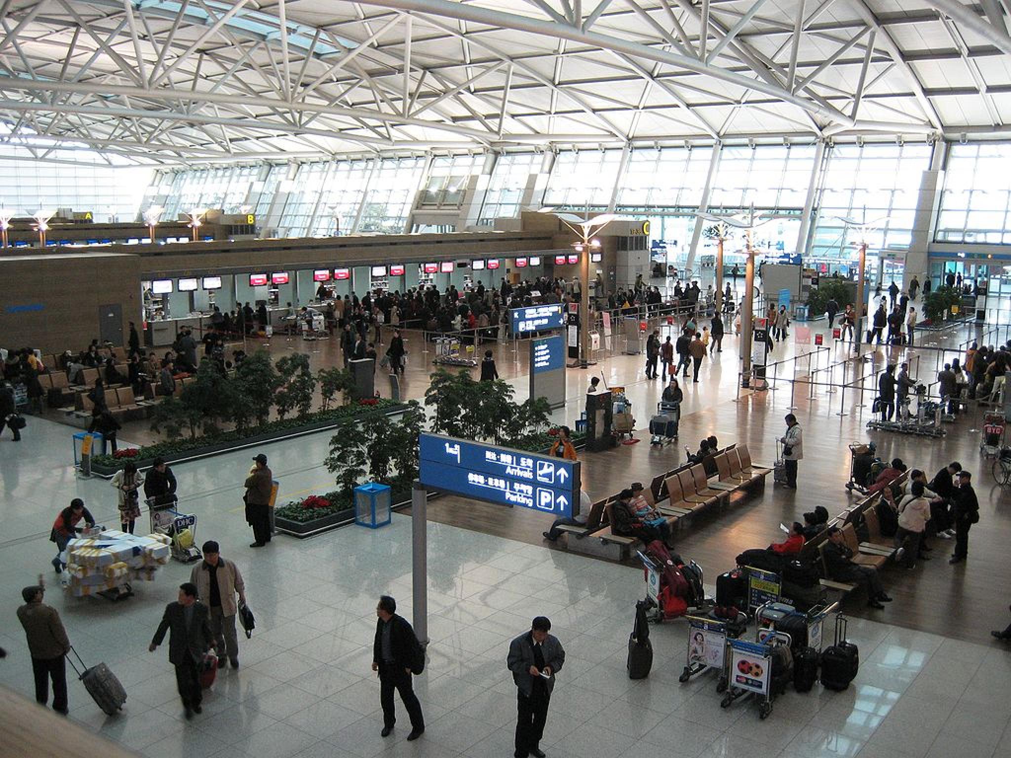 한국, 북한 쓰레기 풍선에 `군사적 대응` 경고...인천공항 운영 차질