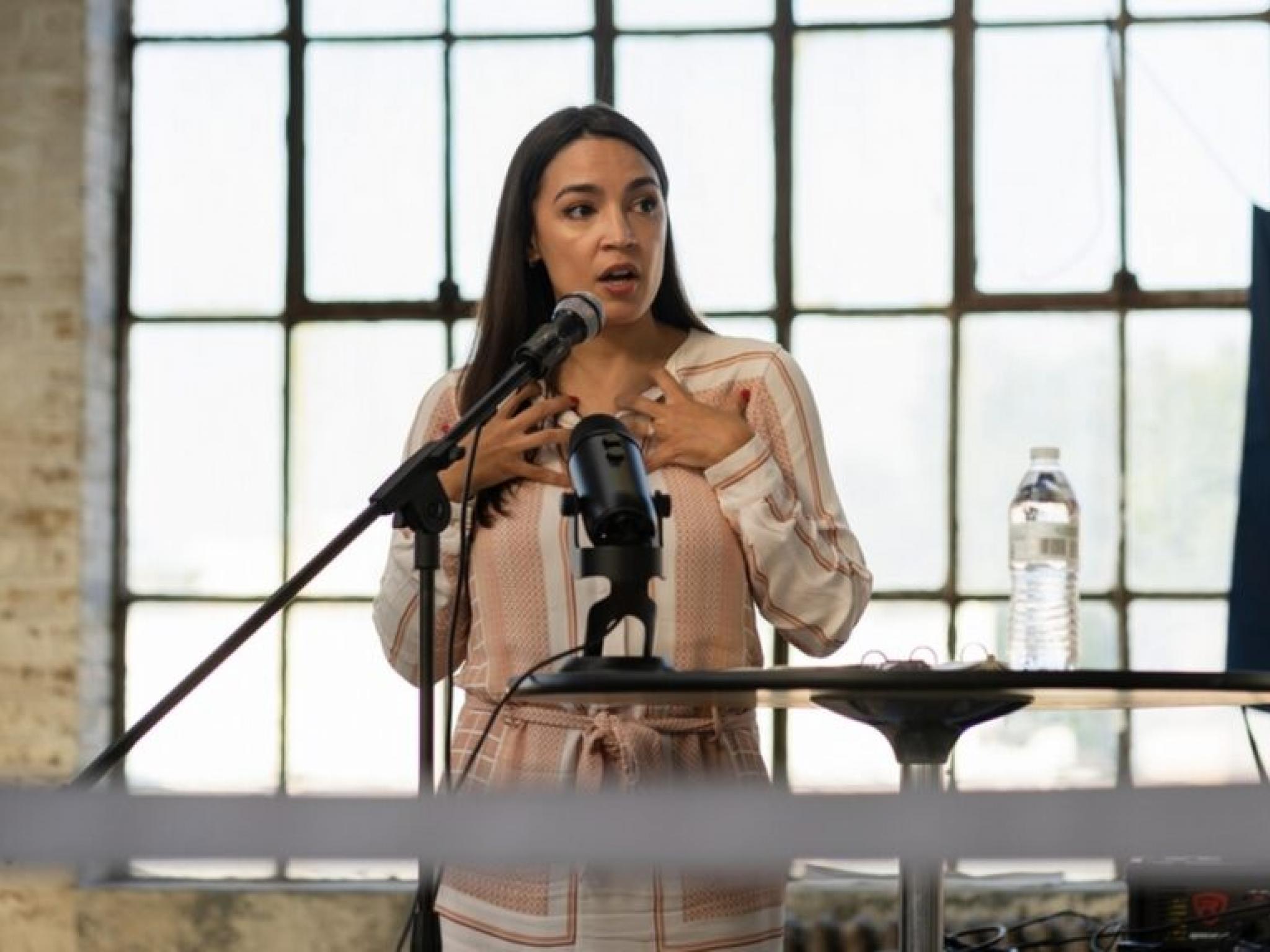 팀 월츠·AOC, 트위치서 게임하며 정치 토론... `매든 NFL`서 양측 선택한 팀은?
