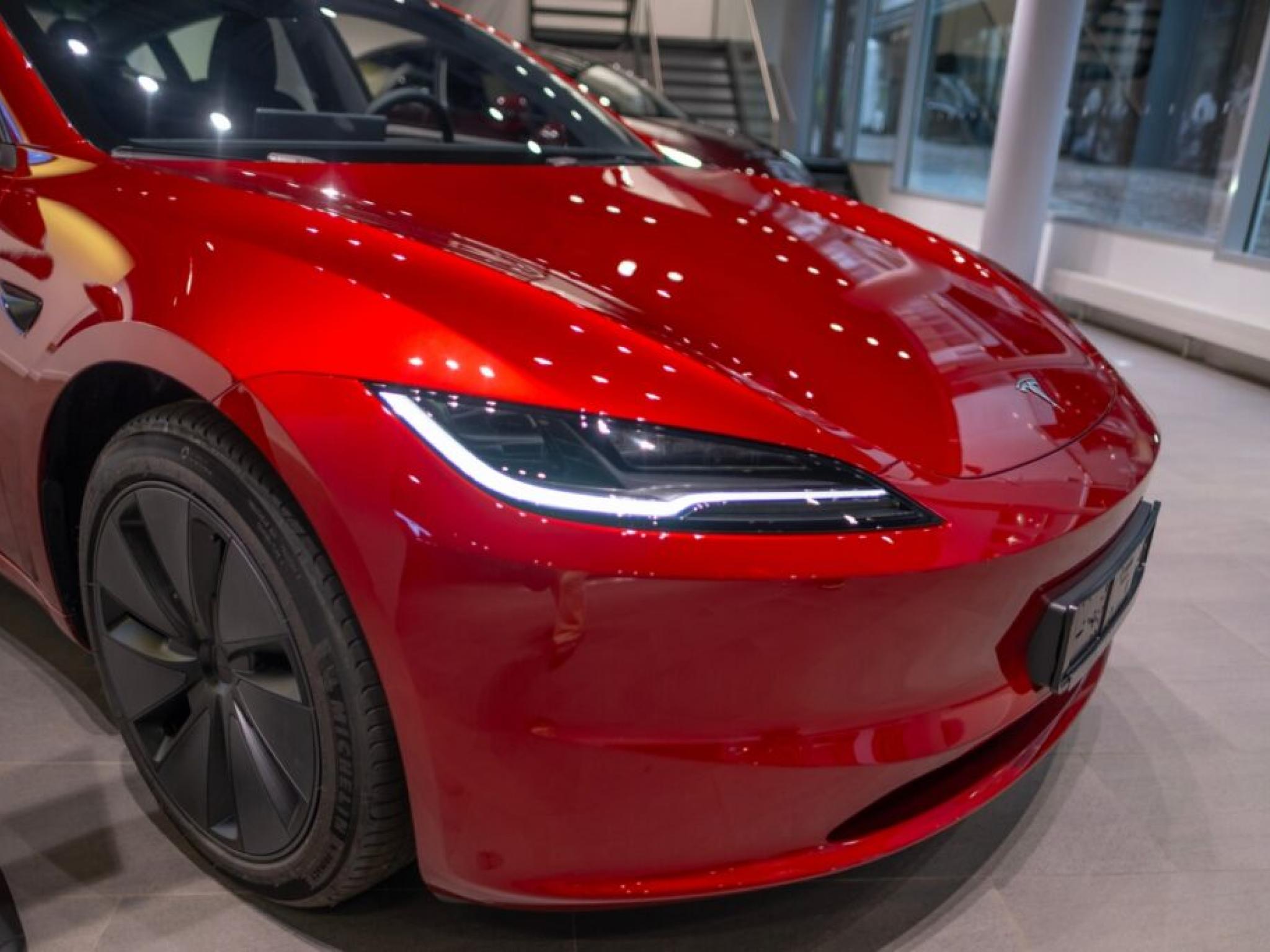  tesla-faces-tough-road-ahead-analyst-predicts-lower-earnings-citing-market-and-production-hurdles 