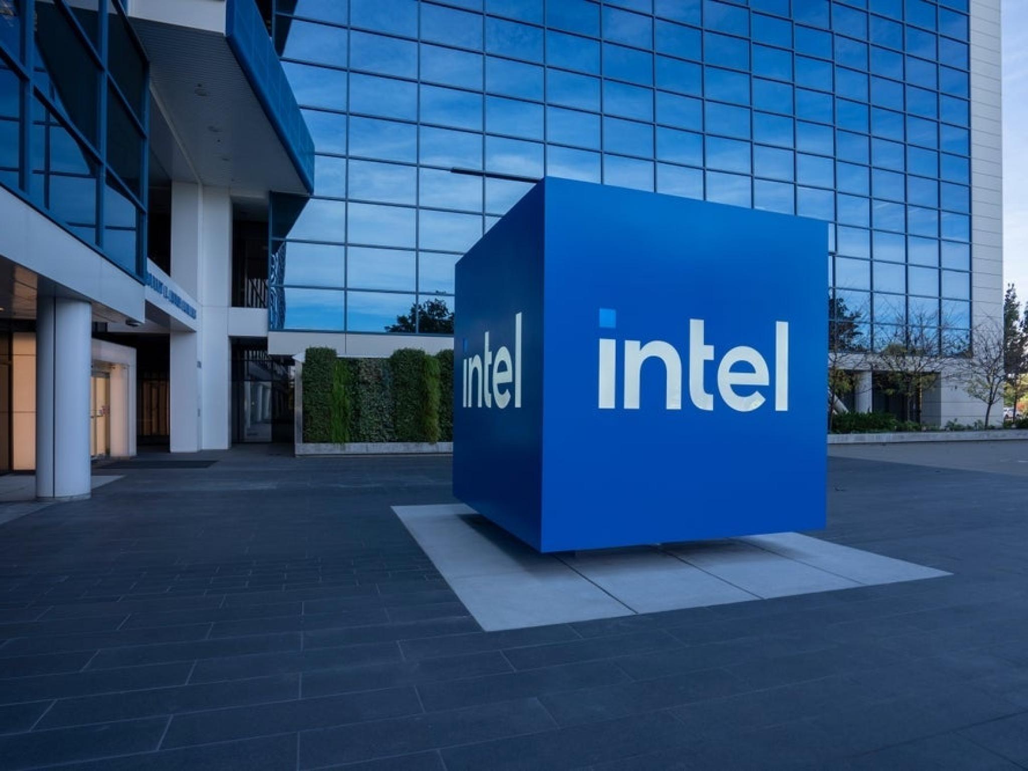 인텔, CES 2025에서 신규 AI PC 프로세서 공개... 주가는 하락