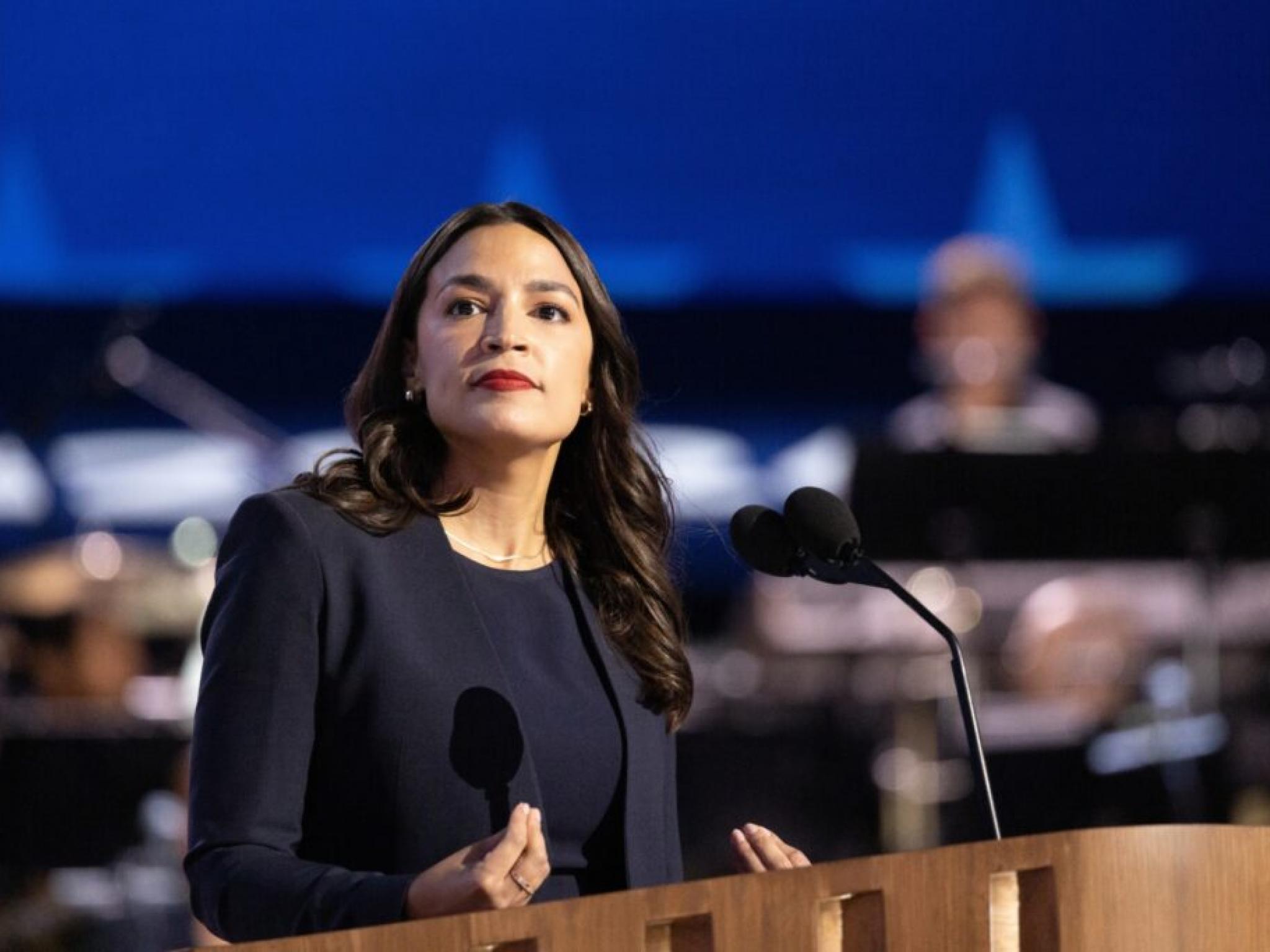 AOC, 의원들의 내부자 거래 공개 비판...