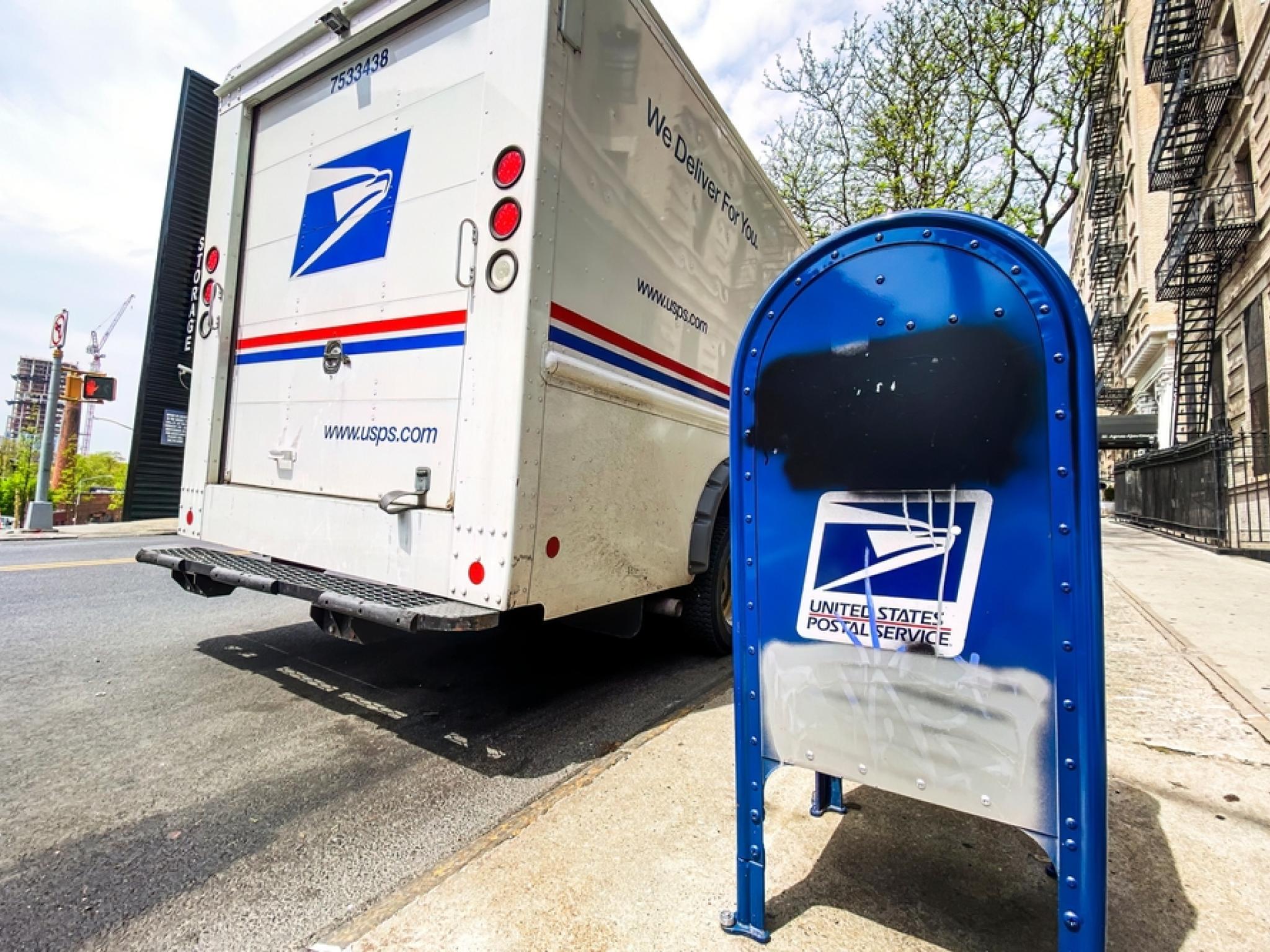 USPS 수장 디조이 사임...아마존·페덱스·UPS와 경쟁 속 95억달러 적자 눈덩이