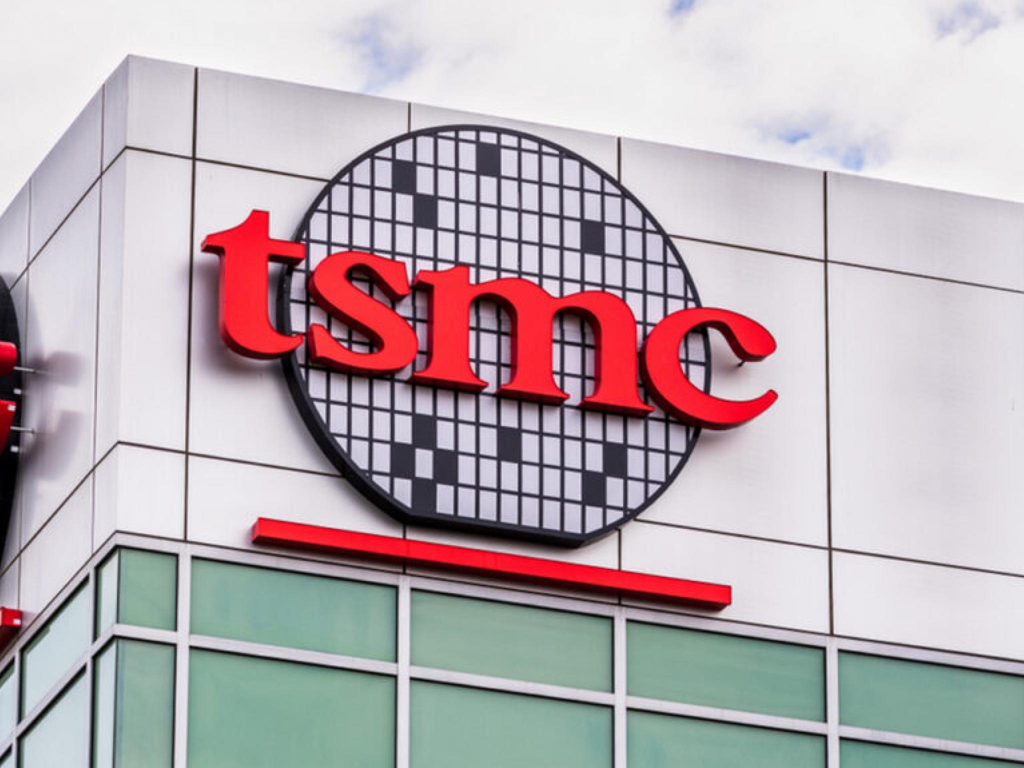 트럼프 `TSMC 미국 내 공장 안 짓으면 관세 100%까지 부과할 것`... 반도체 기업들 `자금 충분하다`