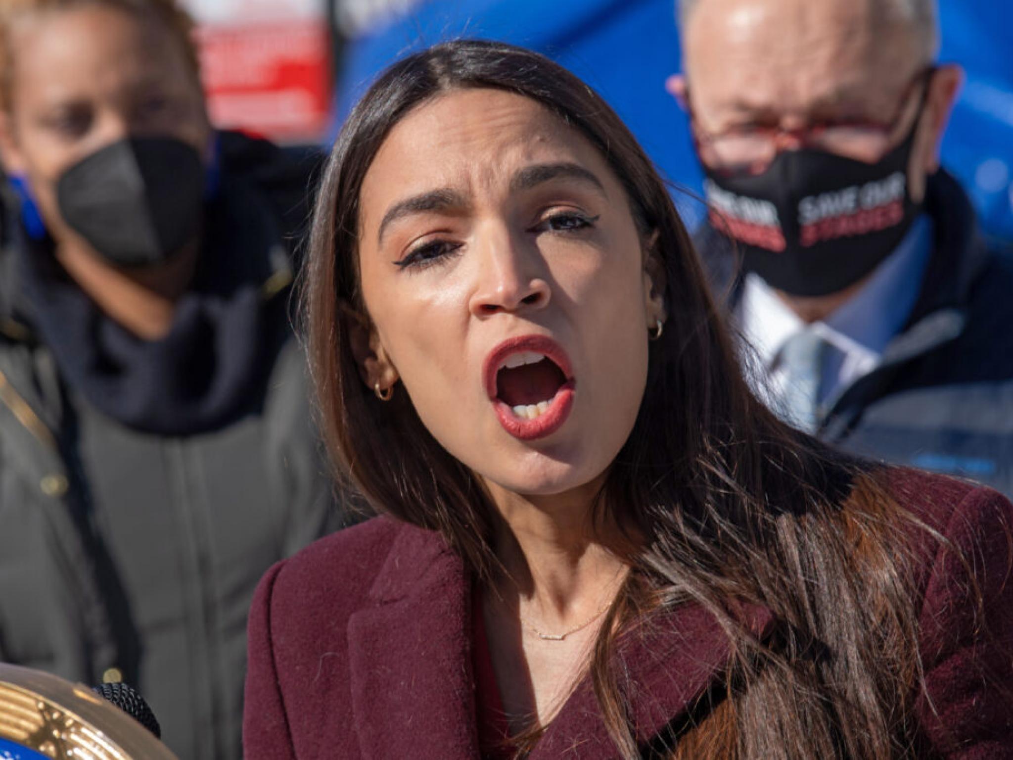 AOC, 마조리 테일러 그린의 `저가매수` 수익 추궁...의회 주식거래 금지 촉구