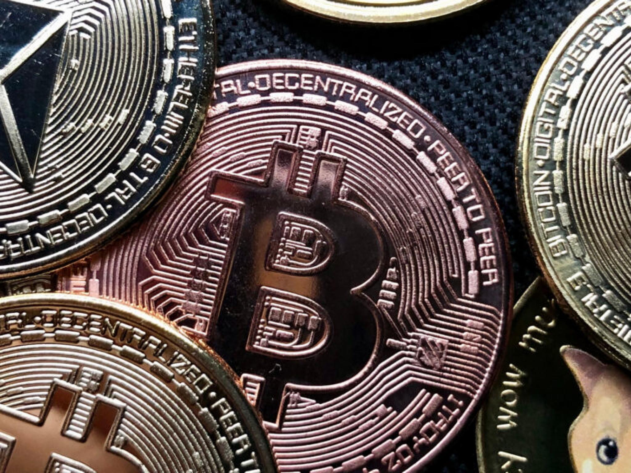 비트코인 10만달러 돌파...이더리움·XRP·도지코인 10% 급등, 전문가들은 어떻게 보나
