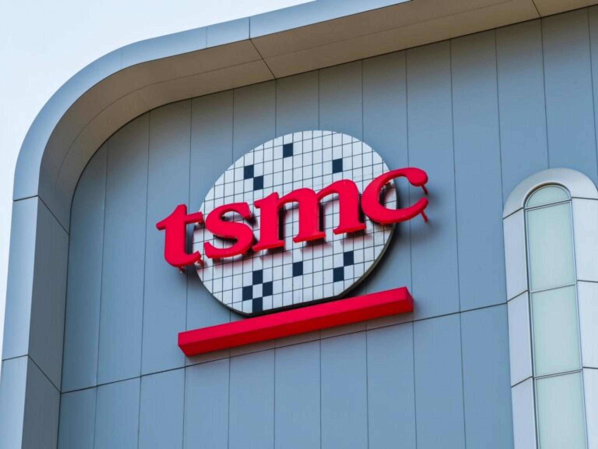 TSMC 최고경영자 `1000억달러 美반도체 투자 시간 필요` 트럼프에 전달...관세 압박·AI 수요 급증 속