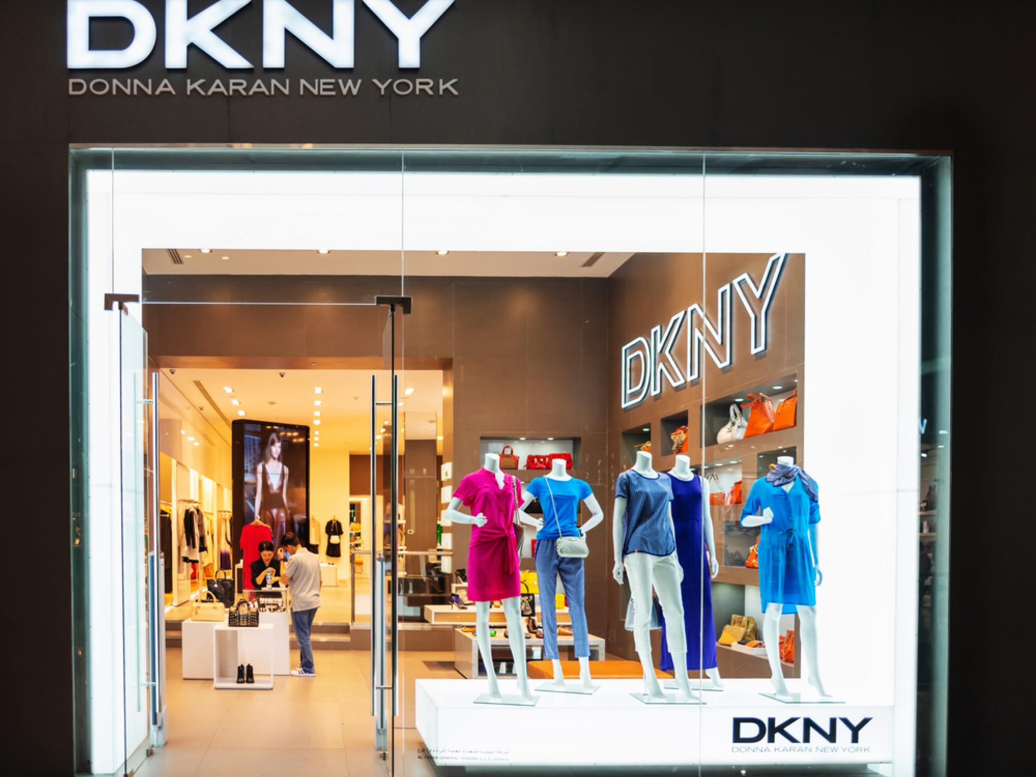 DKNY Parent Anticipe un Impact Tarifaire, Retire les Perspectives de Bénéfices2 min de lecture