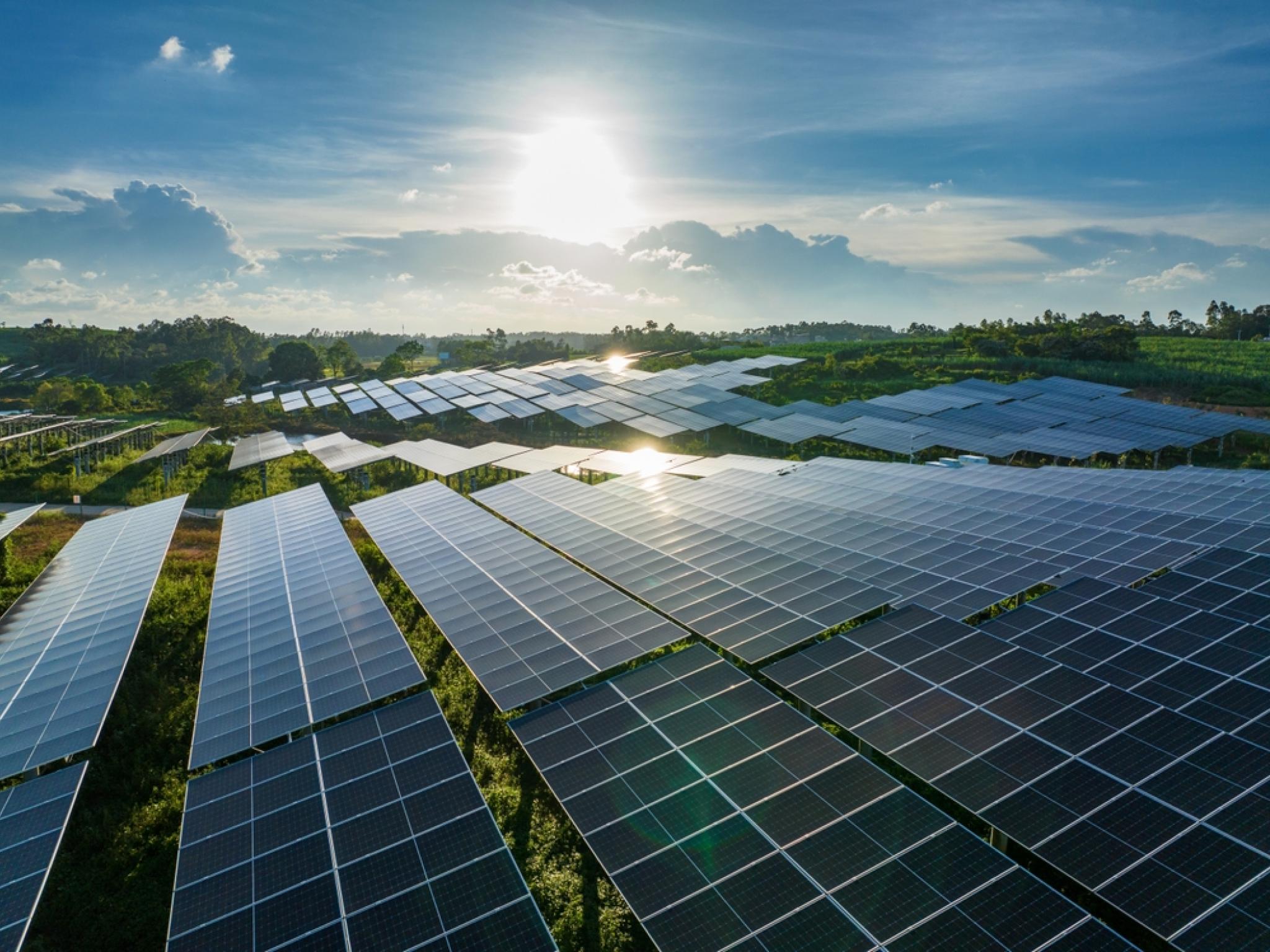 Investissement mondial de 3,3 billions de dollars dans l’énergie : Quelles actions solaires pourraient profiter du soleil ?3 min de lecture