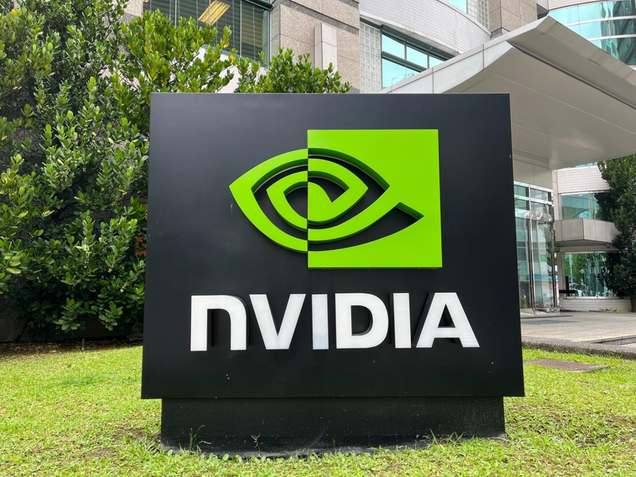 엔비디아, AMD·슈퍼마이크로 실적 부진 속 최고가 근접 유지