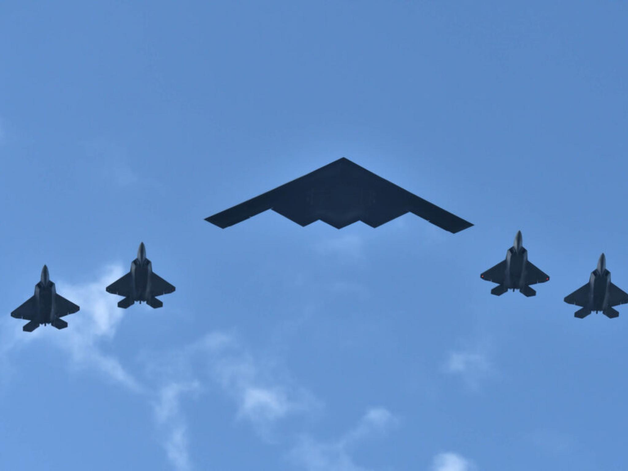 美 B-2 스텔스 폭격기, 트럼프-푸틴 회담장 상공 비행...이란 핵시설 타격 전력 과시