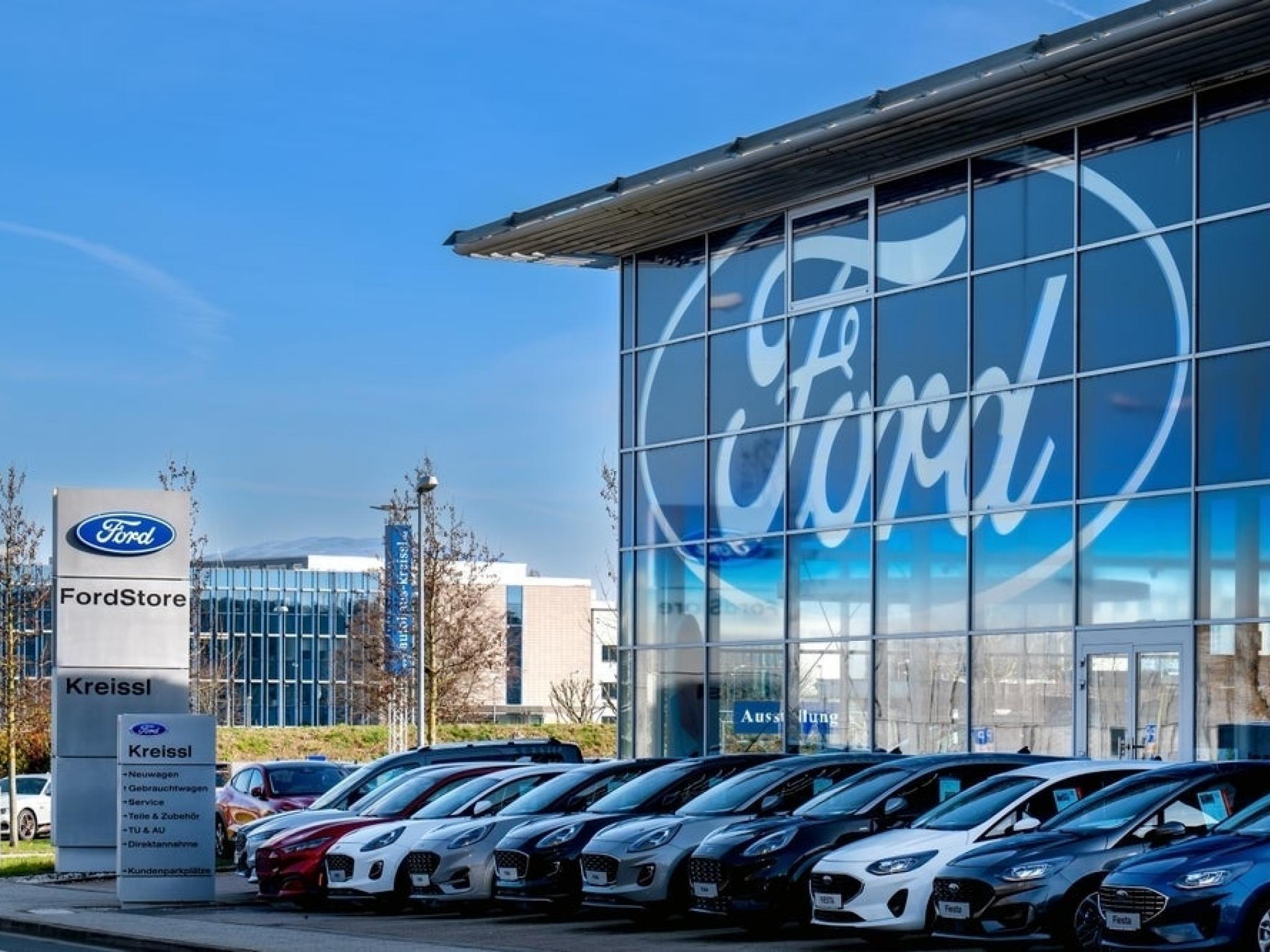  former-ford-ceo-mark-fields-says-ev-market-didnt-develop-the-way-automakers-thought-amid-gms-16-billion-charge 