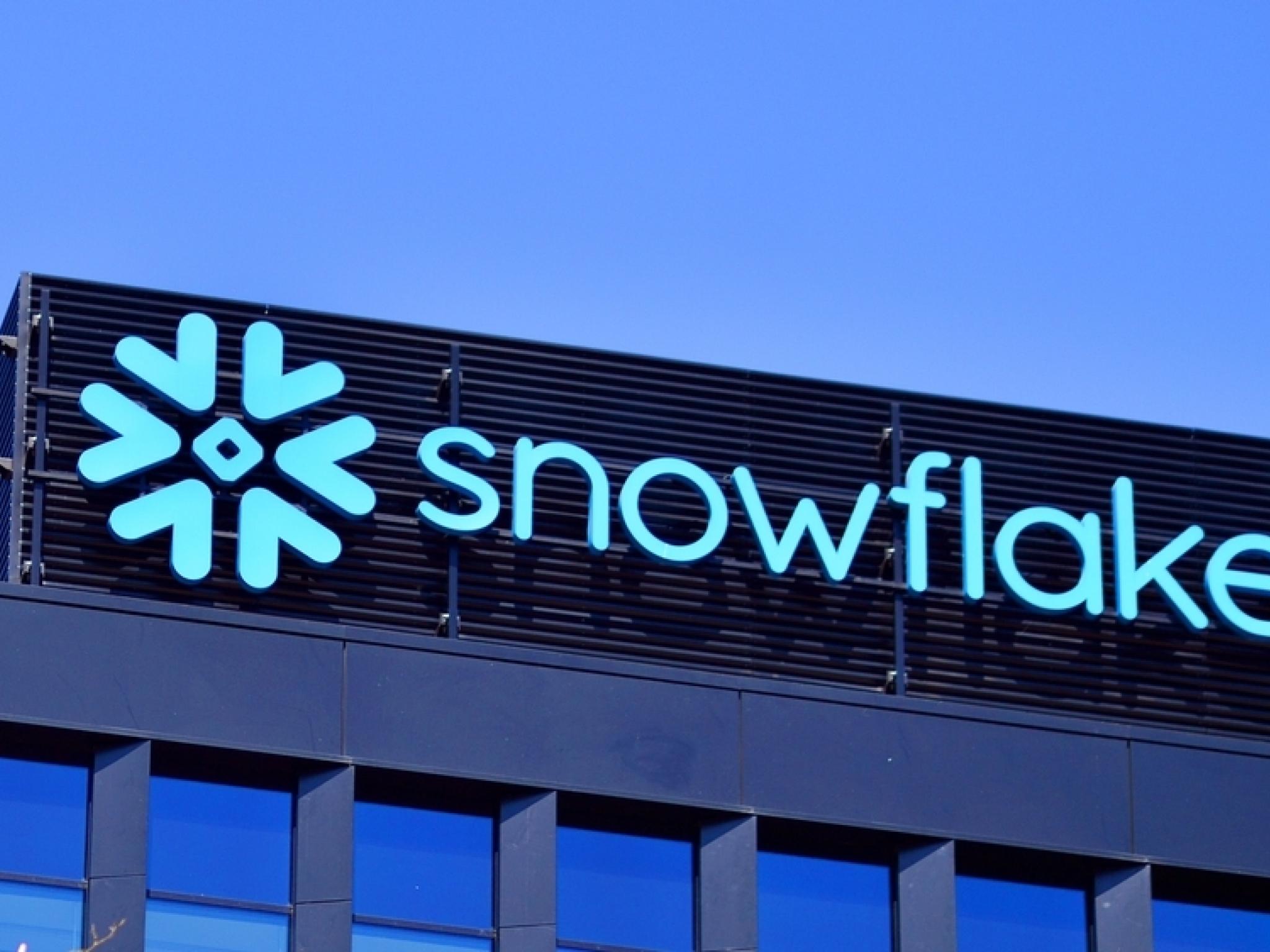  snowflake-teams-up-with-palantir-to-make-ai-work-smarter 