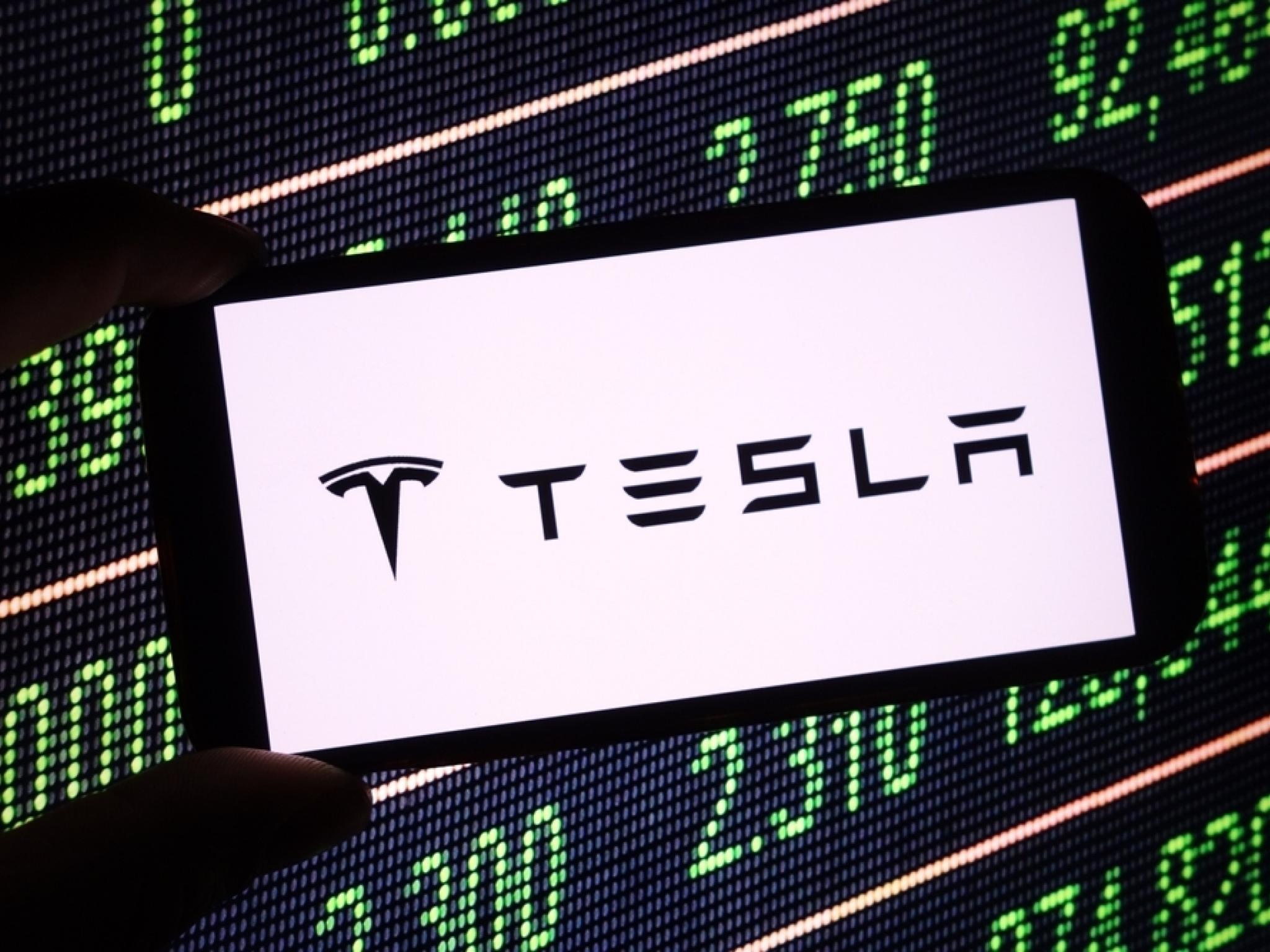  tesla-stock-has-limited-valuation-support-analysts-see-near-term-risks-after-q3-results 