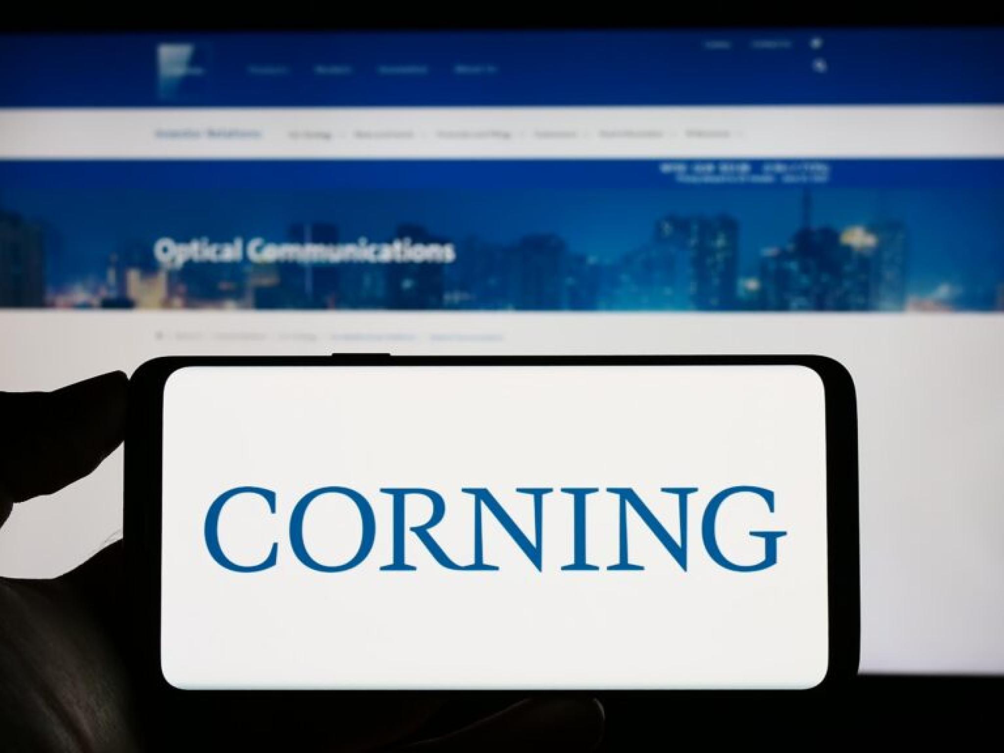 Le fournisseur d’Apple, Corning, voit son action chuter malgré des résultats supérieurs au T3, avec un accent sur l’IA de génération et la croissance solaire.