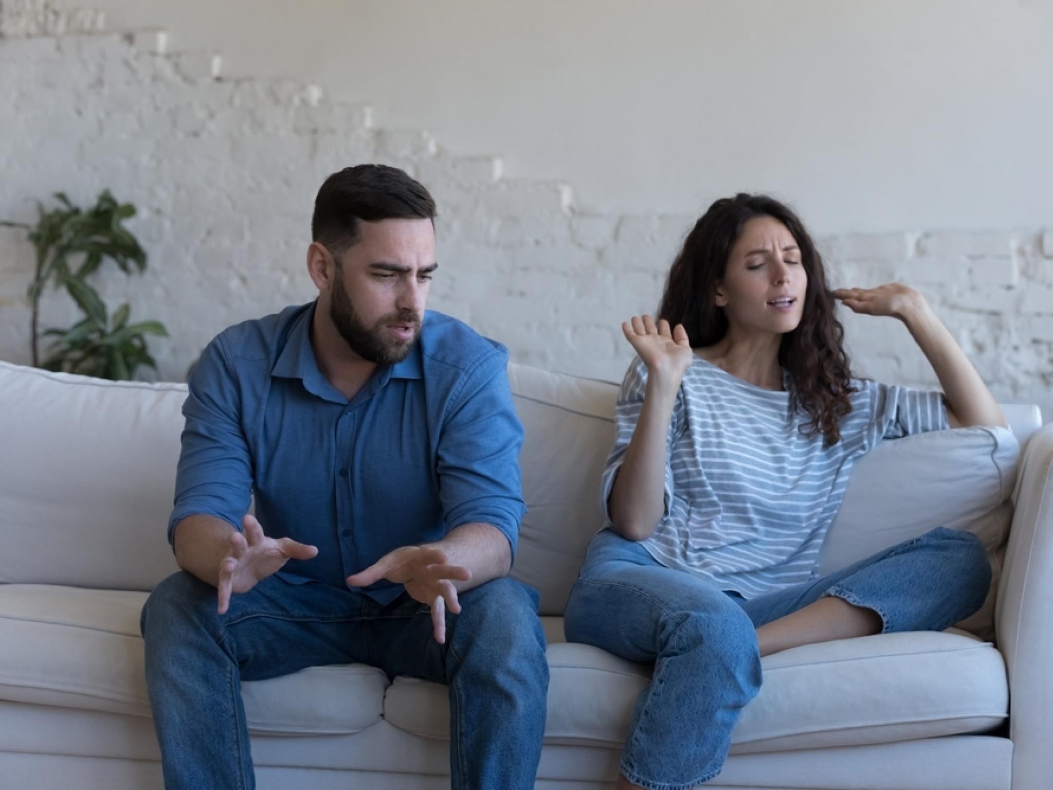 “Ce n’est pas ma faute si tu as choisi une carrière peu rémunérée”, déclare un travailleur de la technologie de 28 ans gagnant 130 000 $ qui partage les factures à 50/50 avec sa petite amie enseignante gagnant 45 000 $