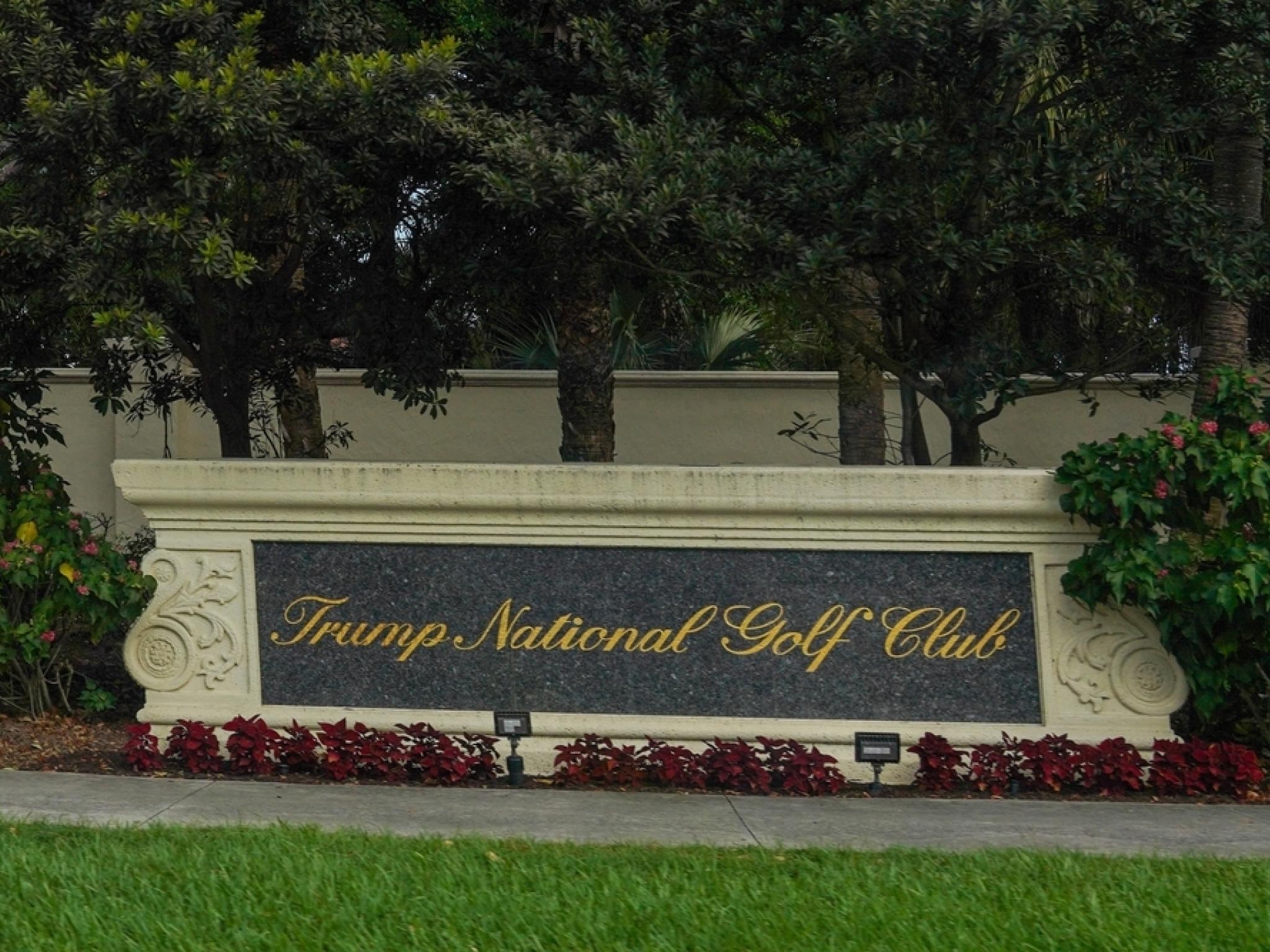 Avocat de l’ancien employé expulsé du club de Trump critique la force d’expulsion comme étant “négligente” et “triste”