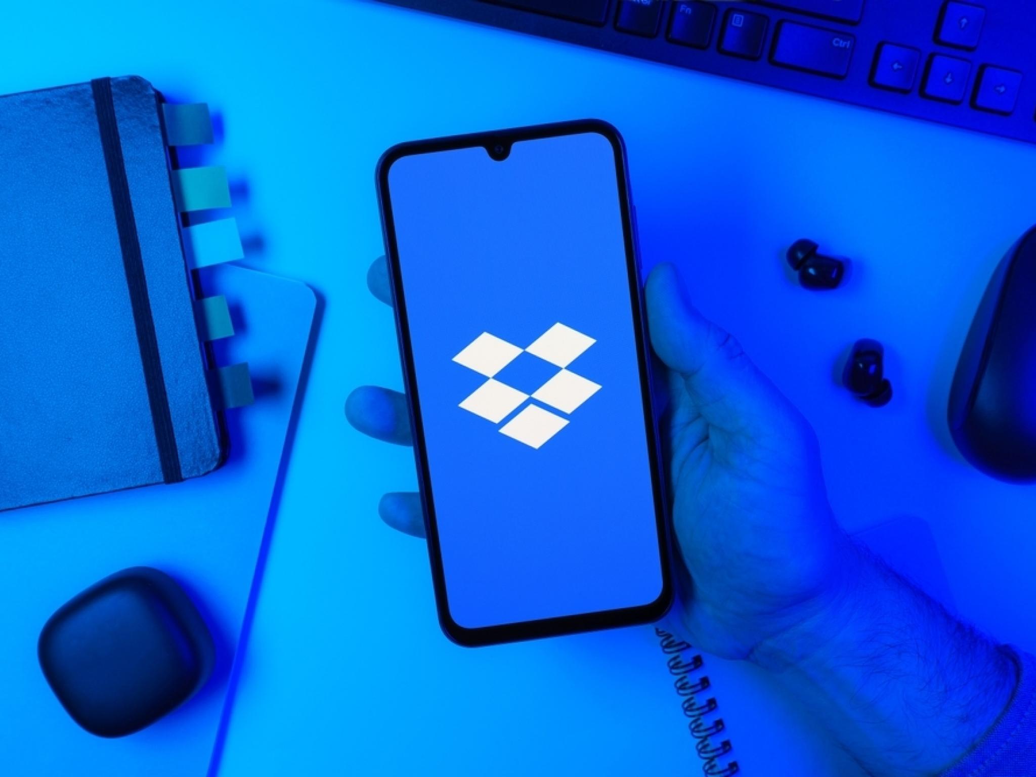 Le PDG de Dropbox, Drew Houston, partage les deux astuces marketing qu’il a utilisées pour obtenir des millions de clients payants : “Donner aux gens des outils pour propager le mot”
