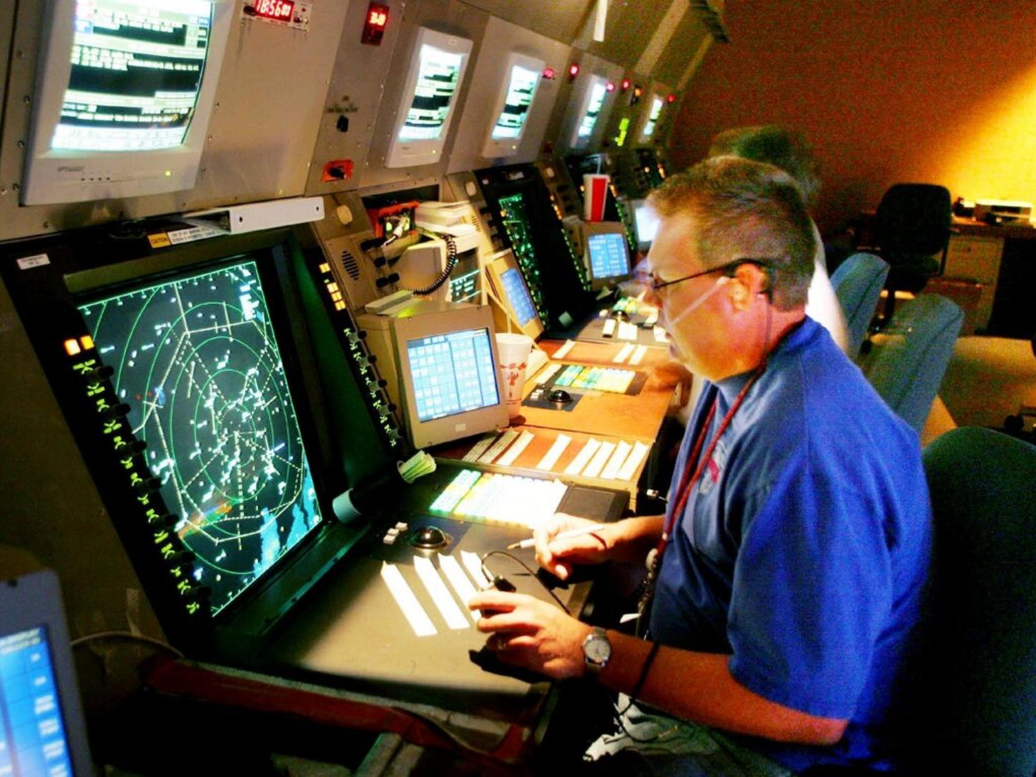 Les salaires cessent, les retards augmentent : les contrôleurs aériens luttent pour maintenir la circulation des avions pendant la fermeture