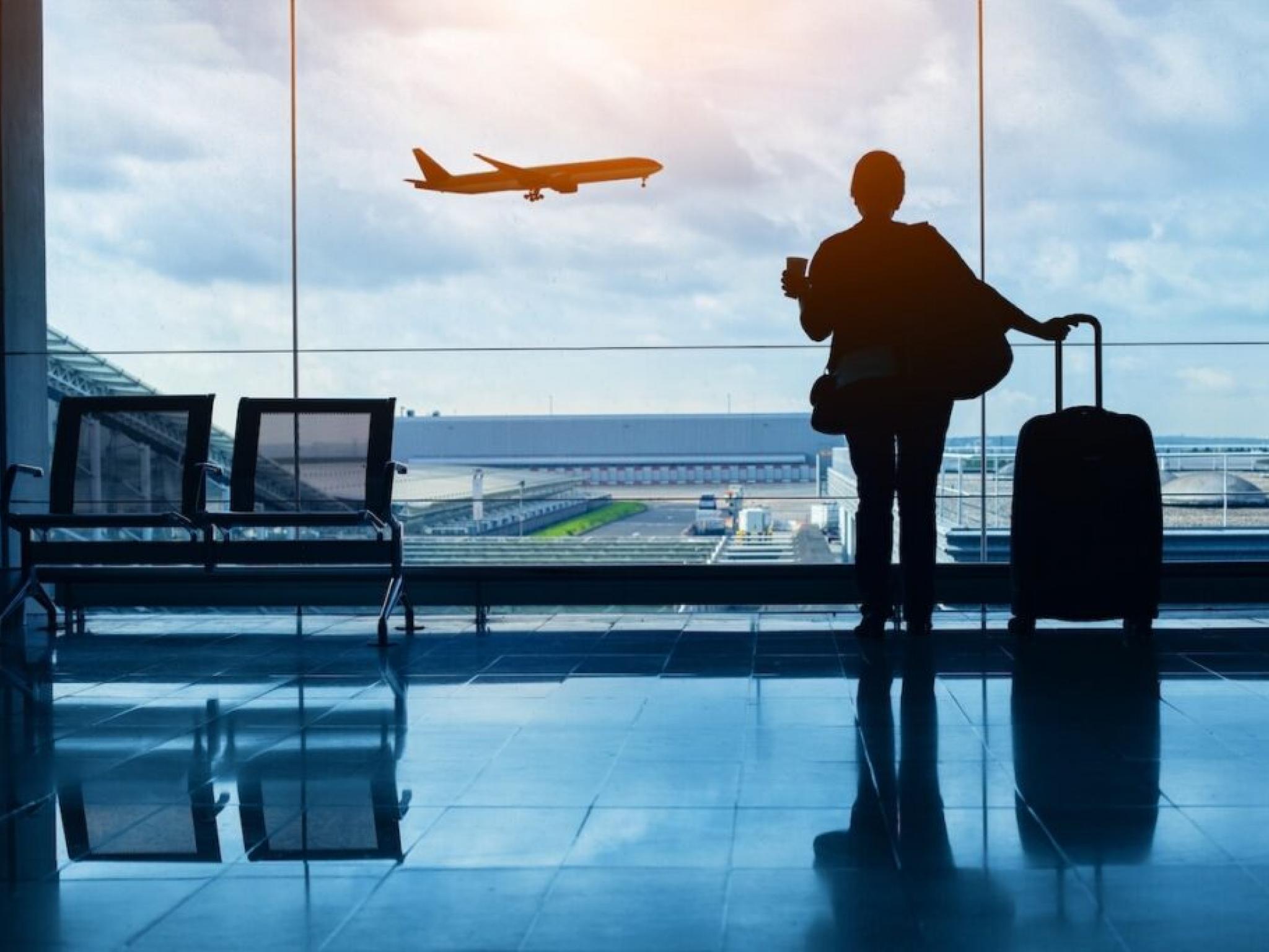 Alors que la fermeture du gouvernement entre dans son 33e jour, les responsables de NYC mettent en garde contre des retards potentiels et un arrêt au sol à l’aéroport de Newark