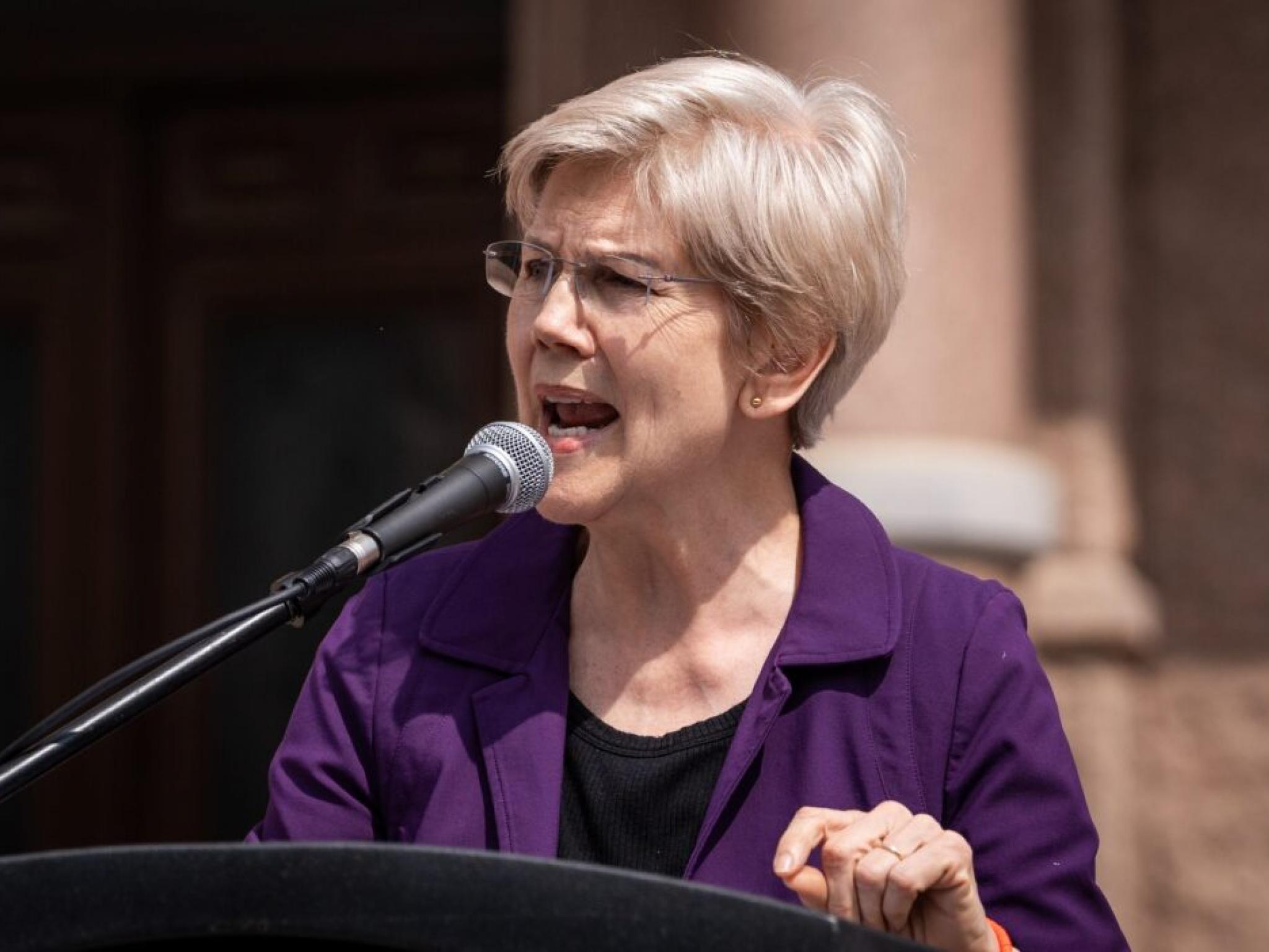 Elizabeth Warren exhorte Trump à “cesser de rendre la vie plus difficile pour les familles américaines”. Elle affirme que les promesses de Trump de “réduire les coûts dès le premier jour” ont été vaines.