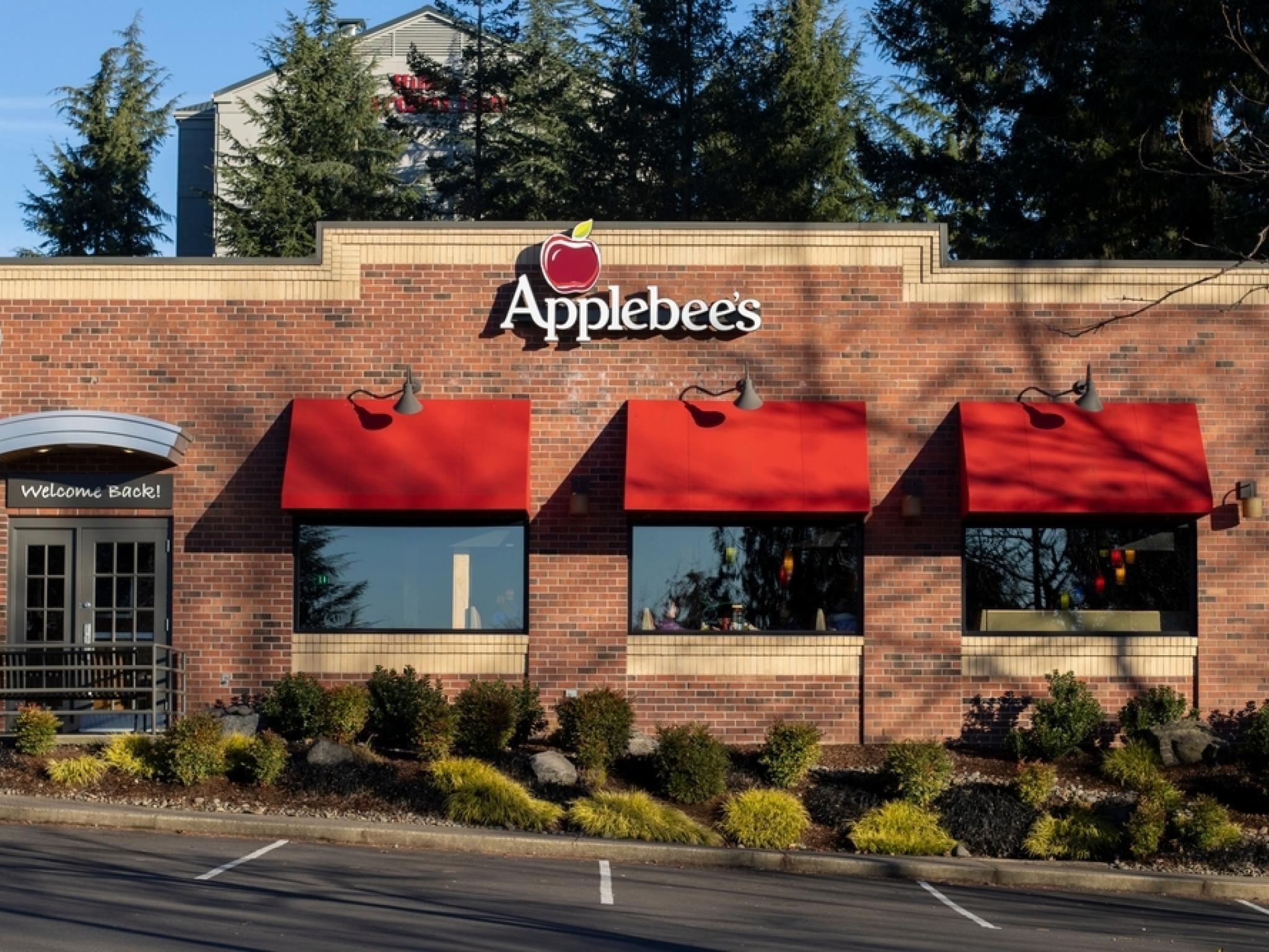  applebees-wins-more-diners-while-ihop-struggles 
