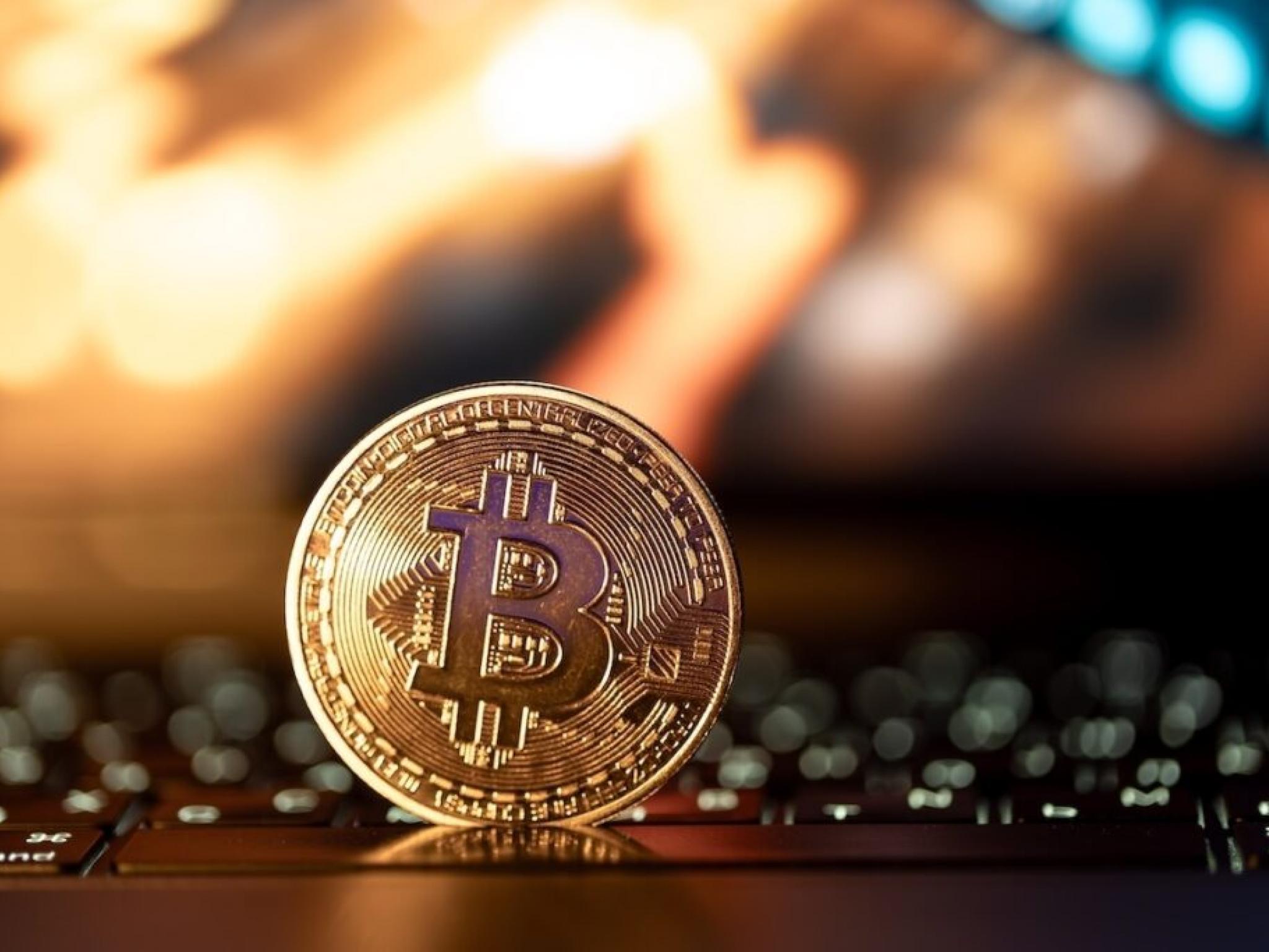 Bitcoin chute alors que le S&P500 reste stable : Quelle est la raison de cette divergence ?