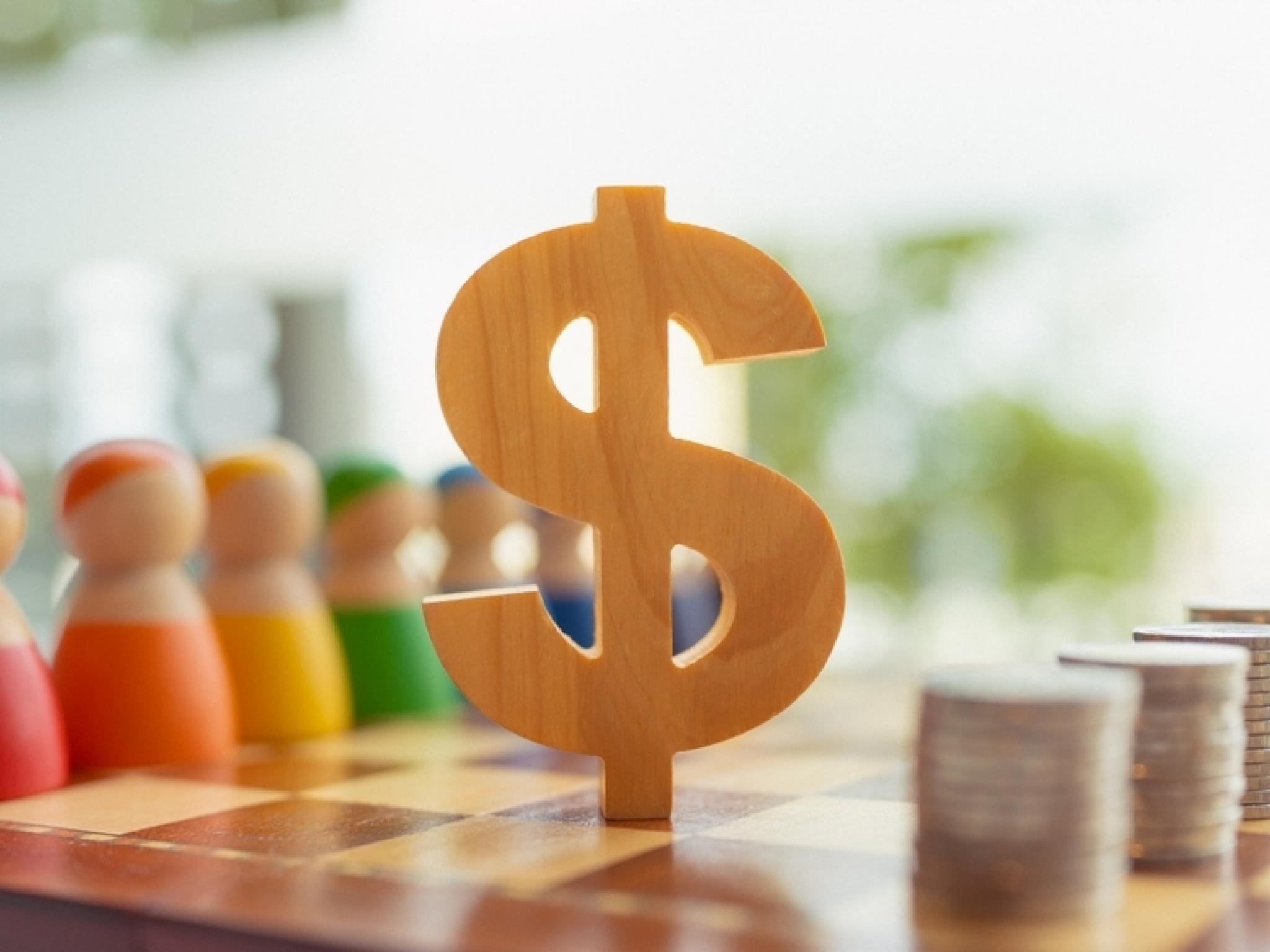  consumer-sentiment-tanks-to-2022-lows-but-the-richest-3-are-celebrating 