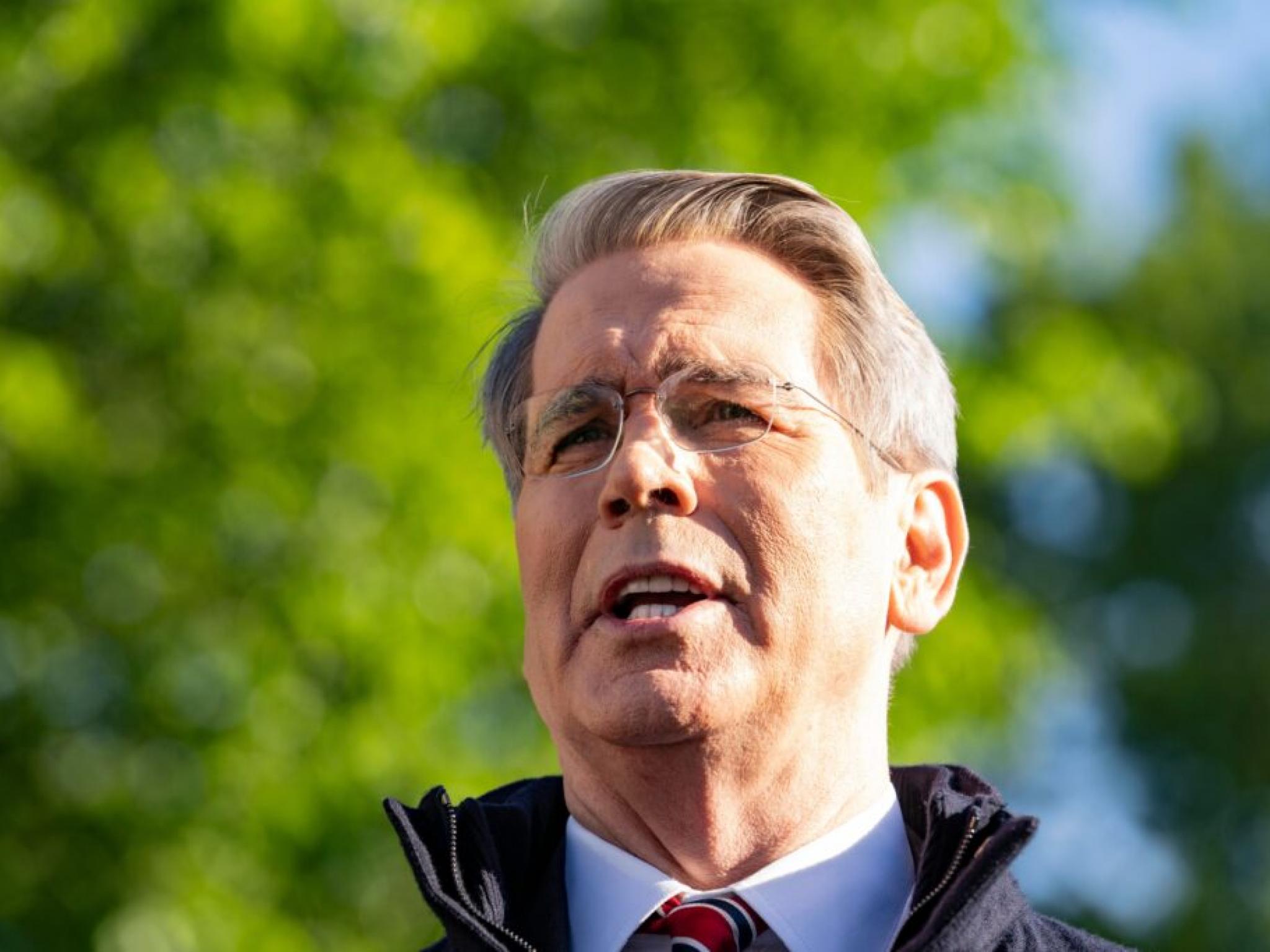 Scott Bessent dit que Trump veut que les travailleurs H-1B enseignent aux Américains, puis partent : “C’est un coup de circuit”