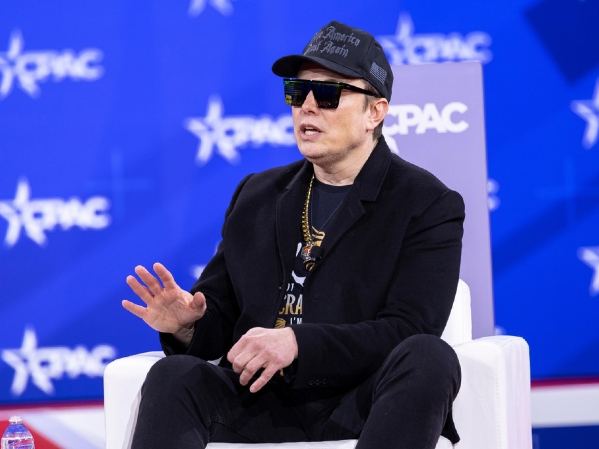 Le père d’Elon Musk déclare que l’Amérique s’effondrera si la population blanche devient une minorité : “Vous voulez voir les États-Unis sombrer ?”