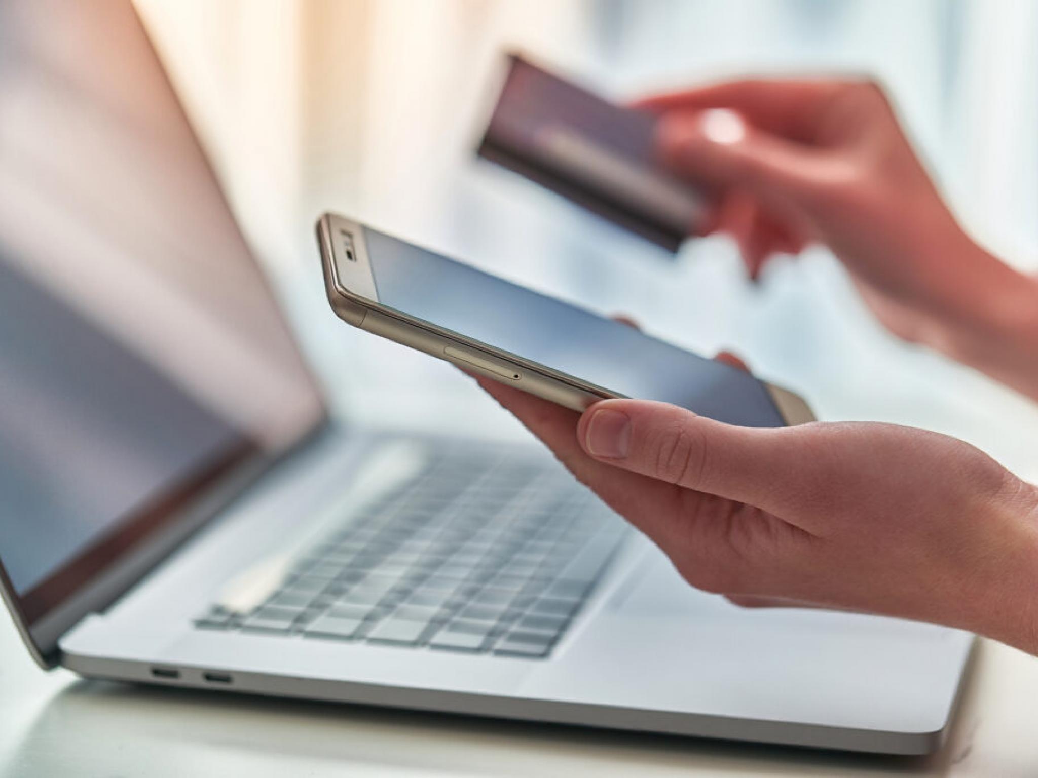 Un père célibataire doit 140 000 $ de dettes sur ses cartes de crédit avec des taux allant jusqu’à 32%. L’animateur Dave Ramsey demande : “Pouvez-vous emmener votre enfant avec vous pour faire du DoorDash ?”