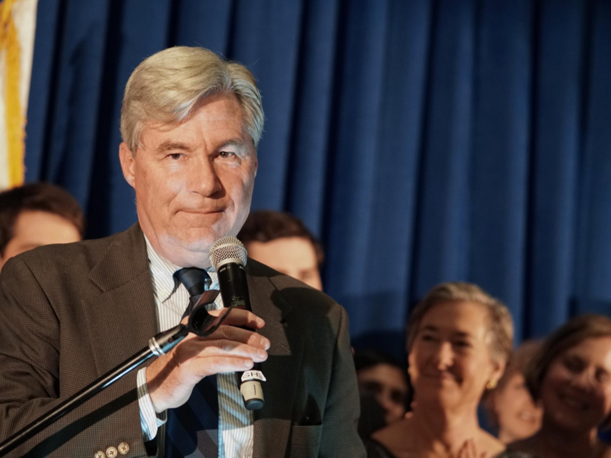 Le sénateur Whitehouse critique Trump alors que les États-Unis se retirent du sommet sur le climat