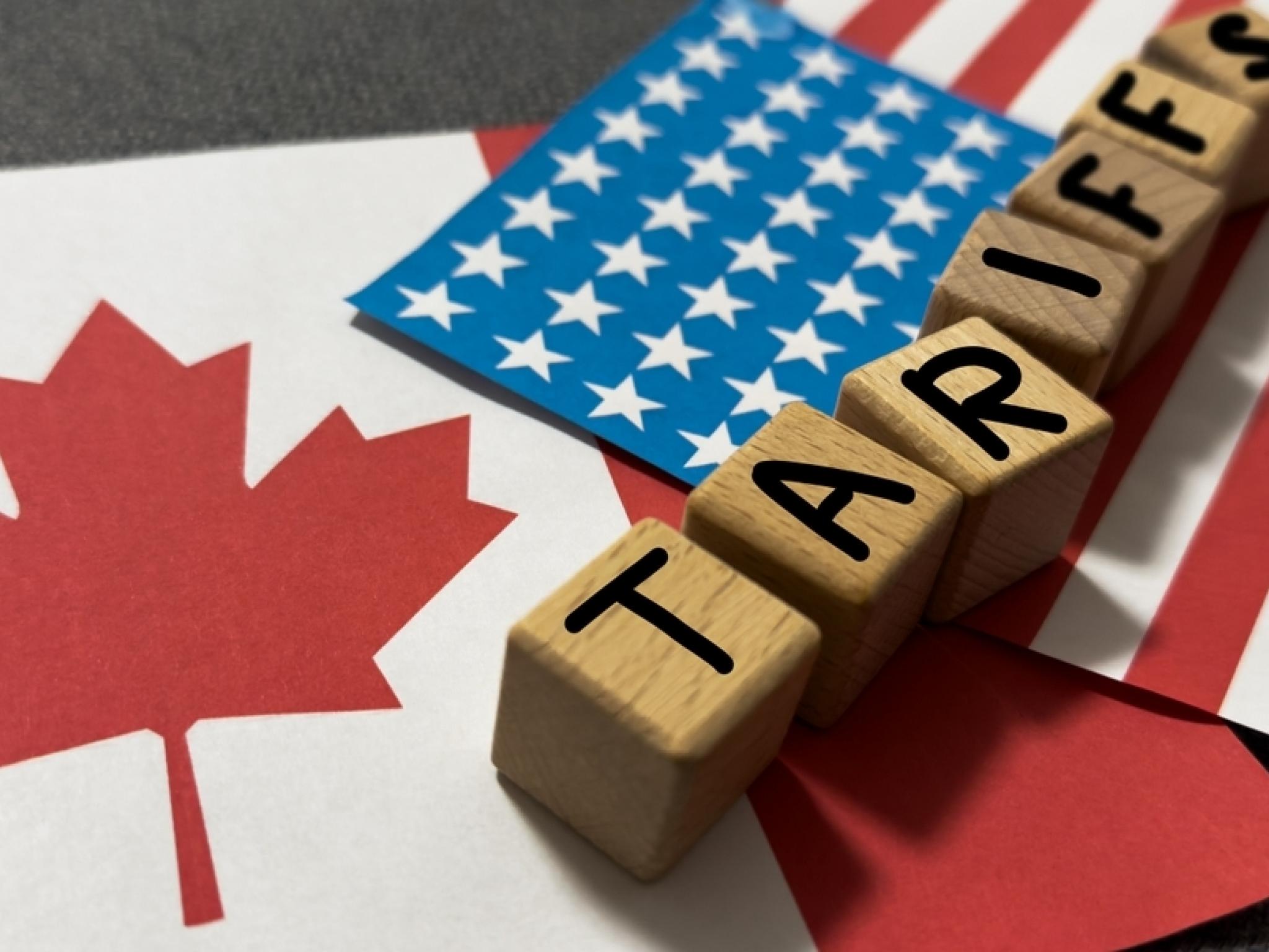 Les tarifs gâchent la fête : les Canadiens réduisent leurs dépenses de vacances