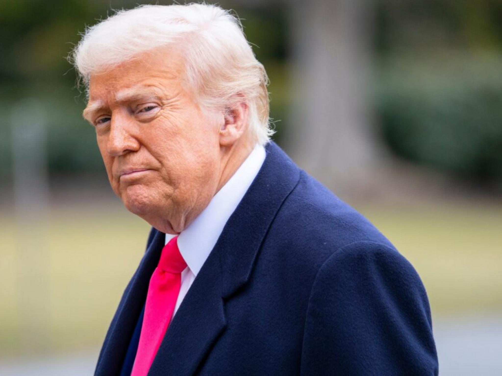 Trump promet des chèques de dividende tarifaire de 2 000 $ d’ici mi-2026 ou “un peu plus tard” pour les Américains à revenu modéré et moyen