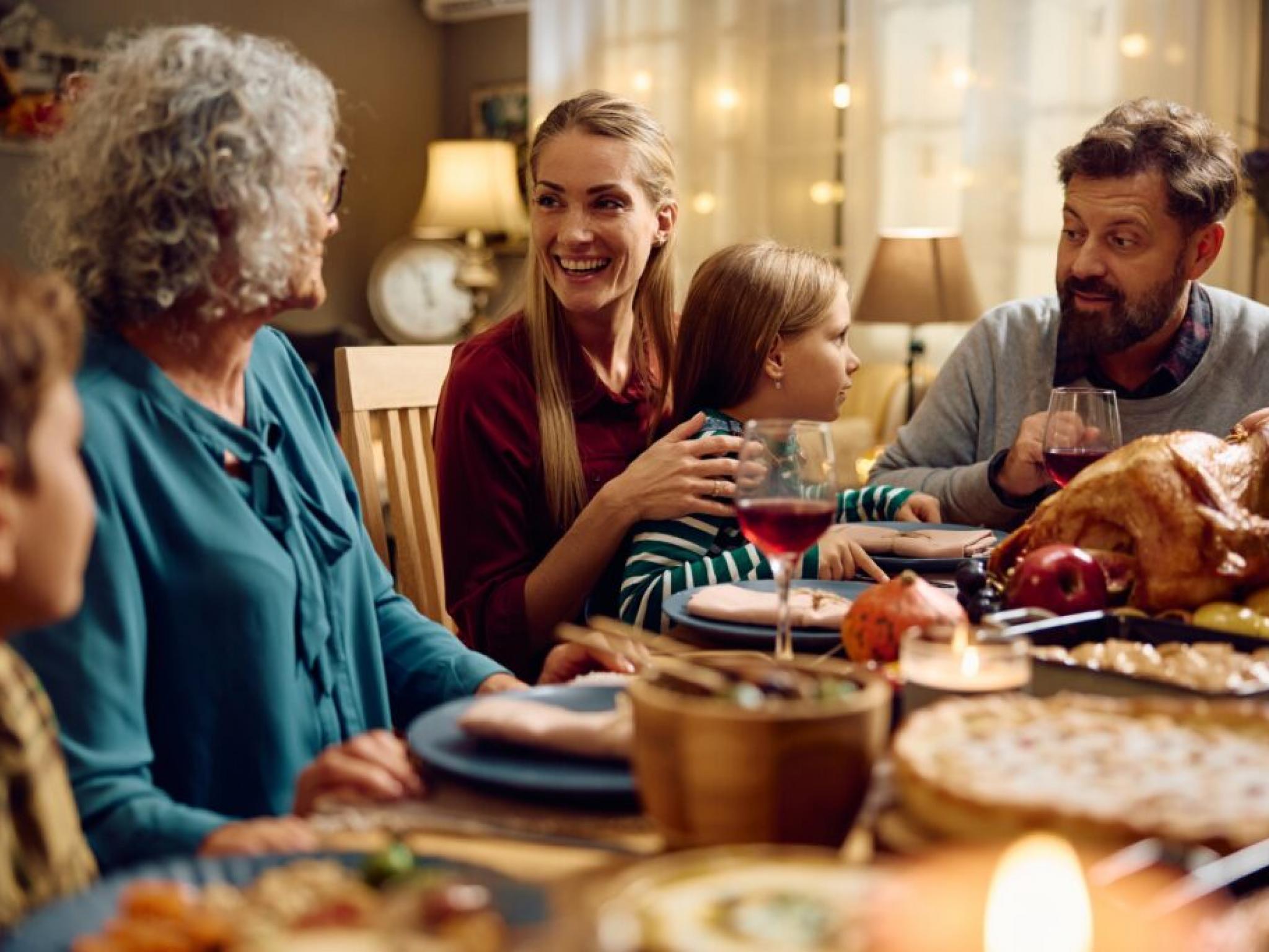 Prévisions de voyage pour Thanksgiving 2025 : près de 82 millions d’Américains prêts à prendre la route et les airs – où se dirigent-ils ?