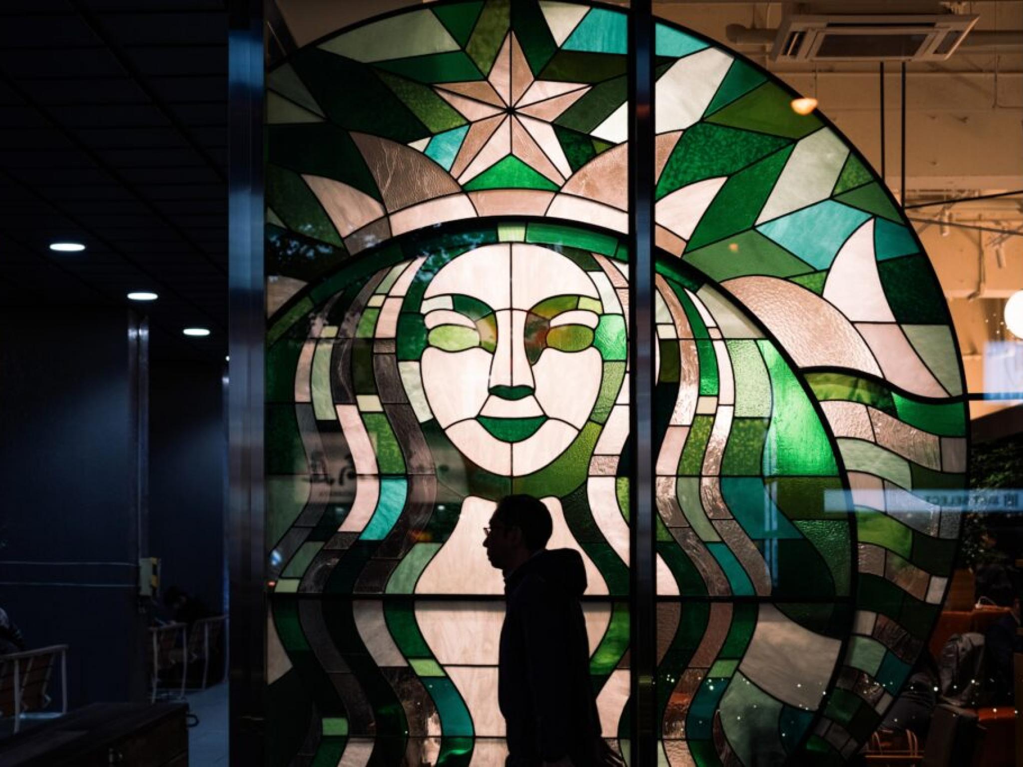 La croissance de Starbucks s’accélère grâce au soulagement des tarifs, ignorant les appels au boycott de Zohran Mamdani en raison des grèves syndicales