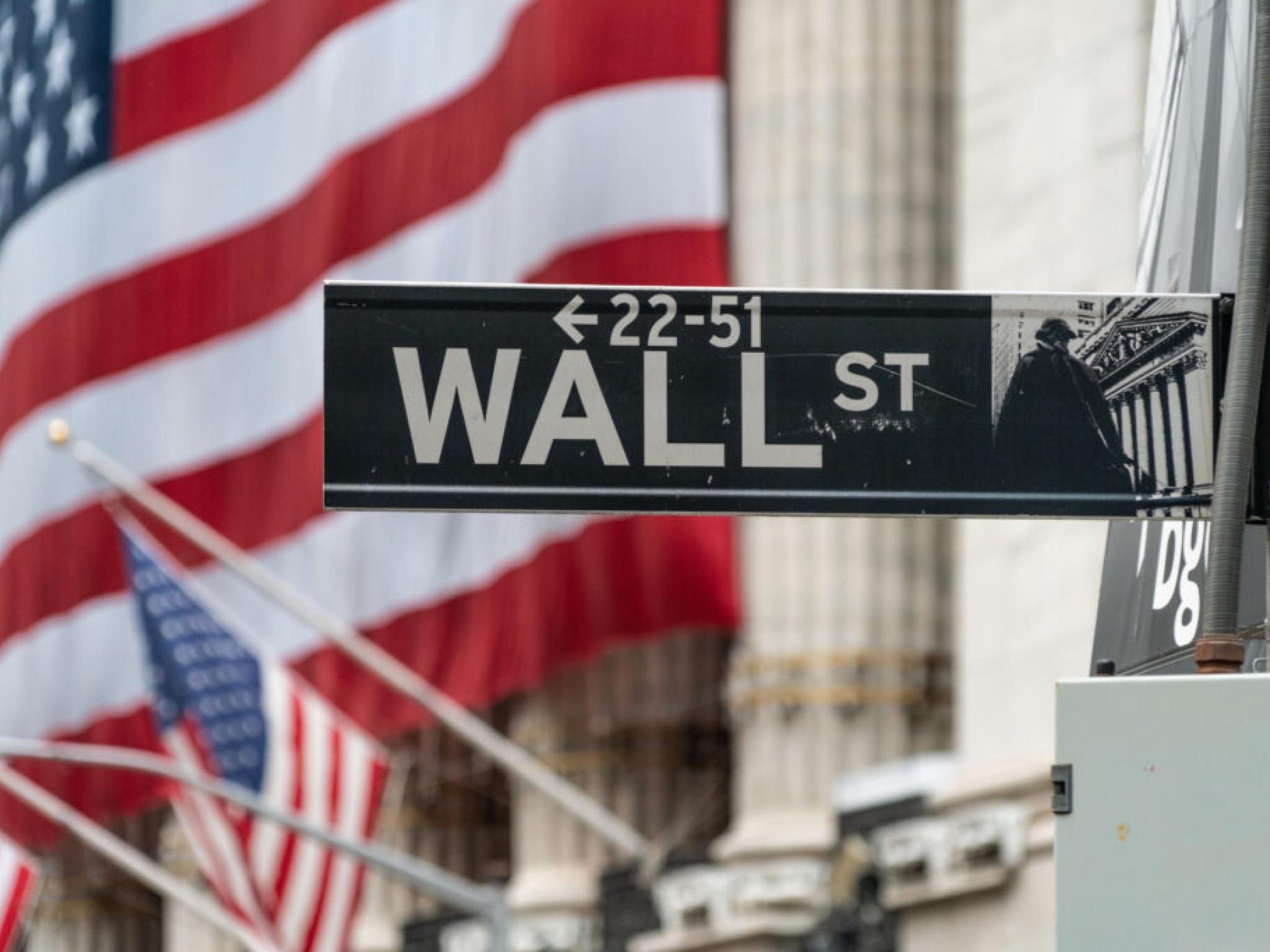 Rally de Wall Street, les petites capitalisations décollent suite aux remarques accommodantes de la Fed : Qu’est-ce qui fait bouger les marchés vendredi ?