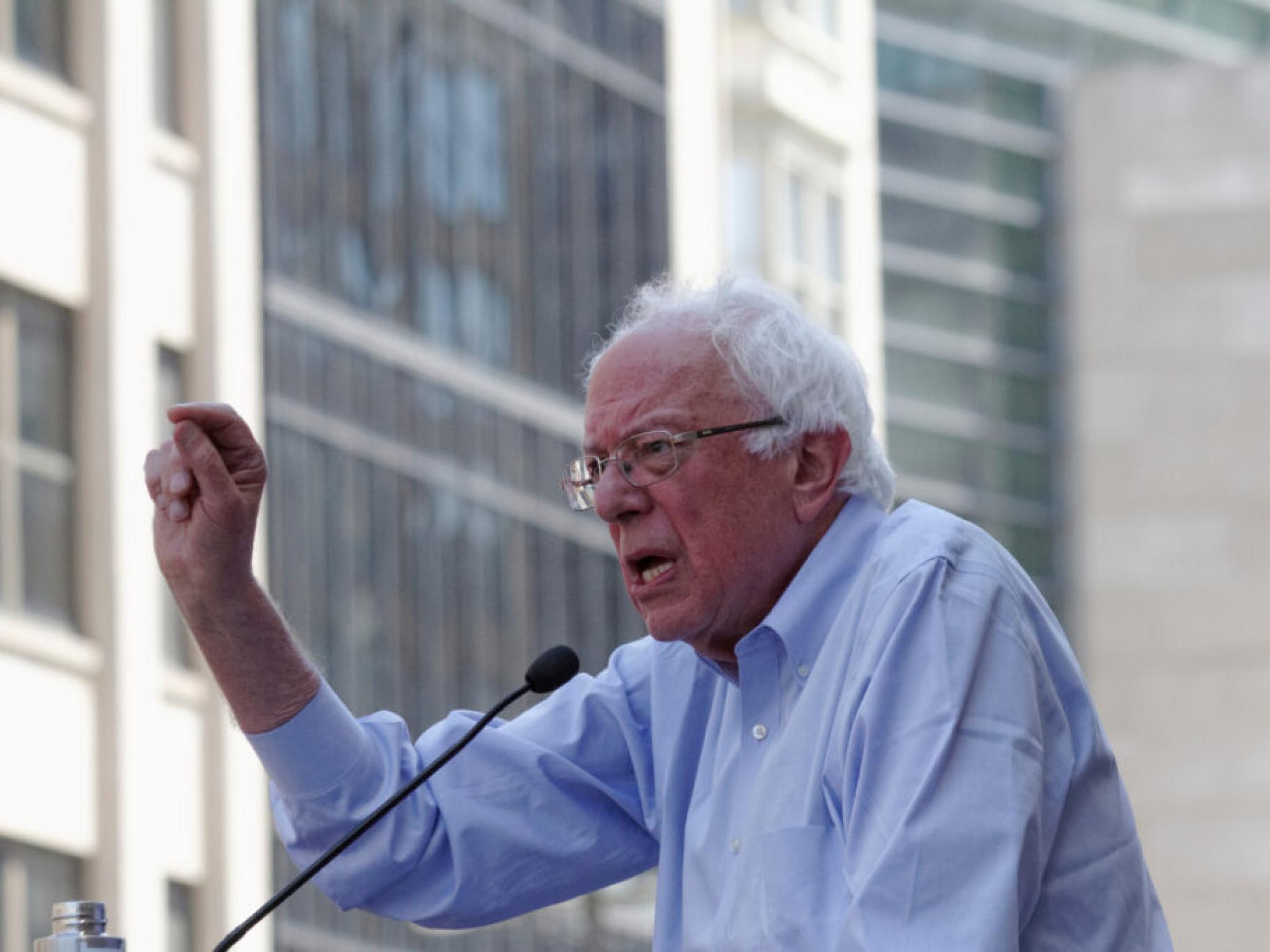 Bernie Sanders se demande si l’IA servira réellement les travailleurs ou “ce que M. Musk et M. Bezos ont en tête” alors que Geoffrey Hinton révèle le vrai risque