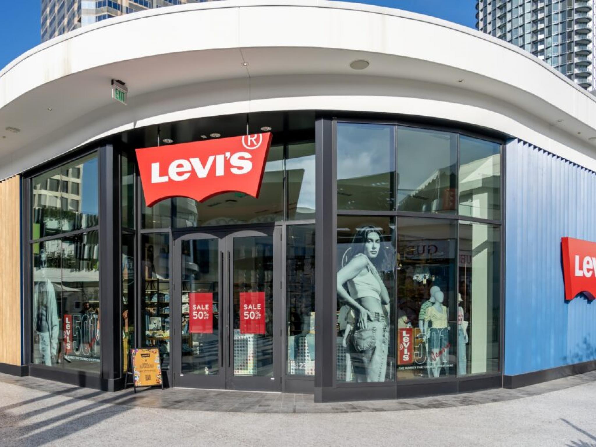 La PDG de Levi’s, Michelle Gass, révèle de nouvelles stratégies de tarification pour compenser les “très élevés” tarifs : “Il y a seulement autant que vous pouvez absorber”