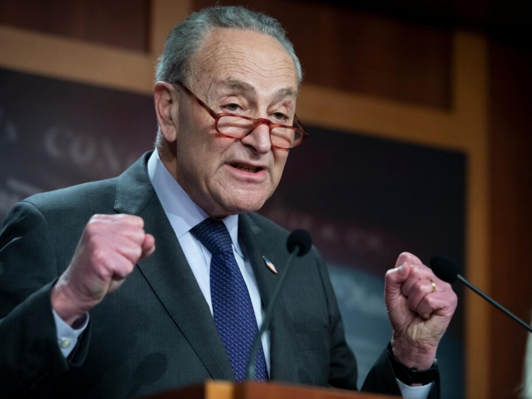 Chuck Schumer soutient Mark Kelly au milieu de l’enquête militaire, critique Trump pour avoir utilisé le Pentagone comme son “chien d’attaque personnel”